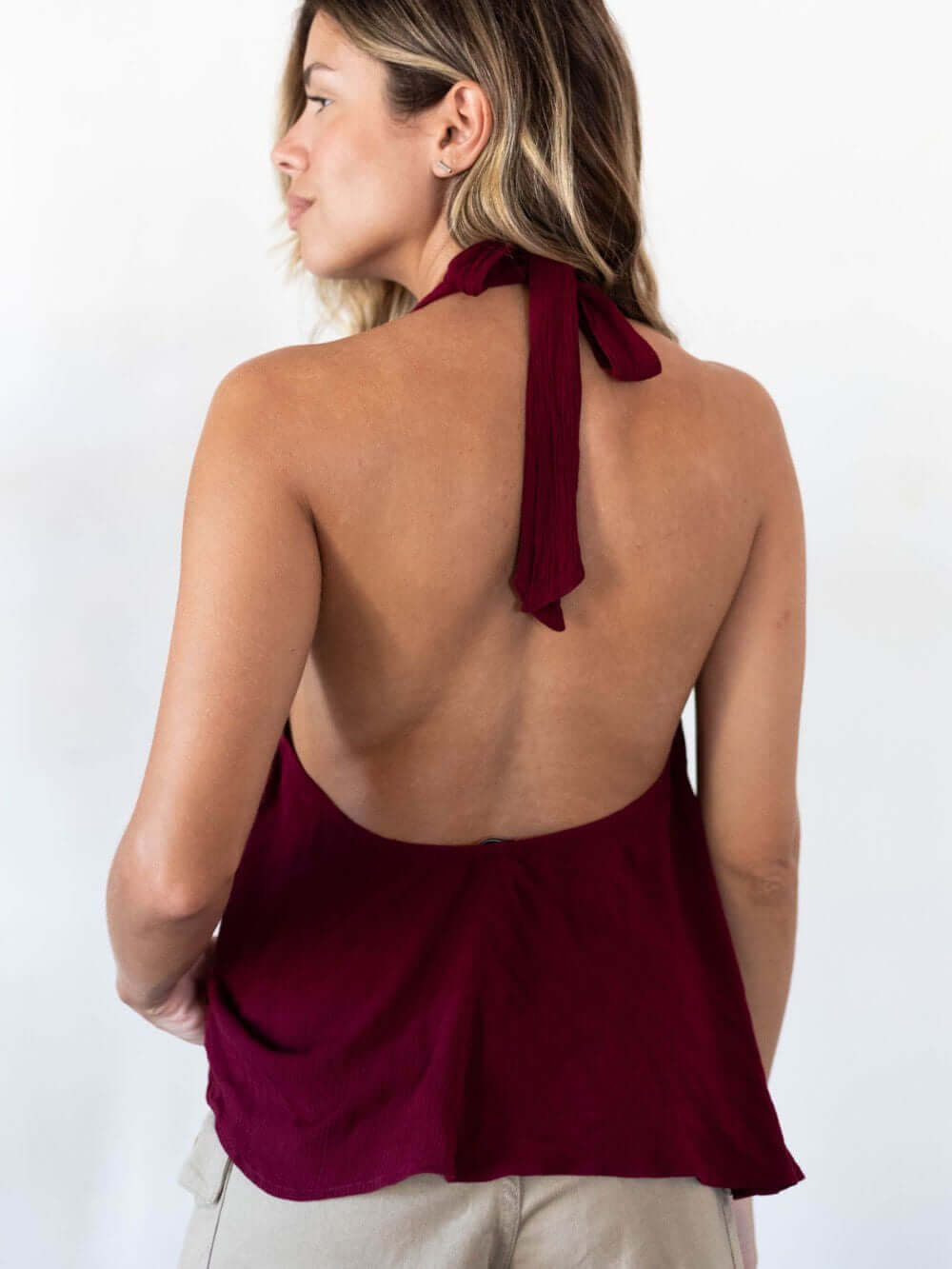 Blusa Kaya da Greenish em bordô, com costas nuas e faixa para amarração no pescoço, estilo e conforto.