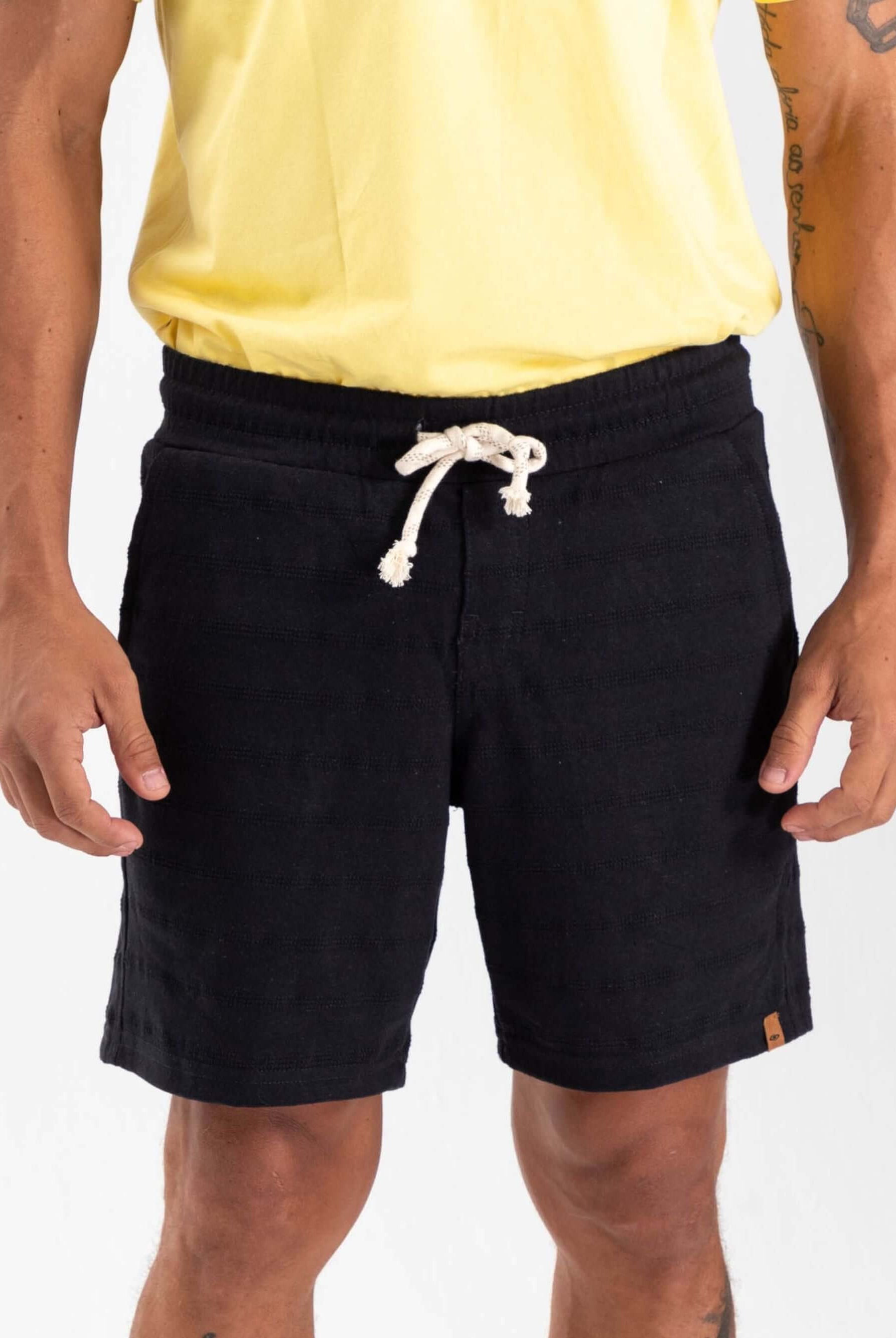 Short moletom Renewable da Greenish na cor preta, tecido confortável e design estiloso.