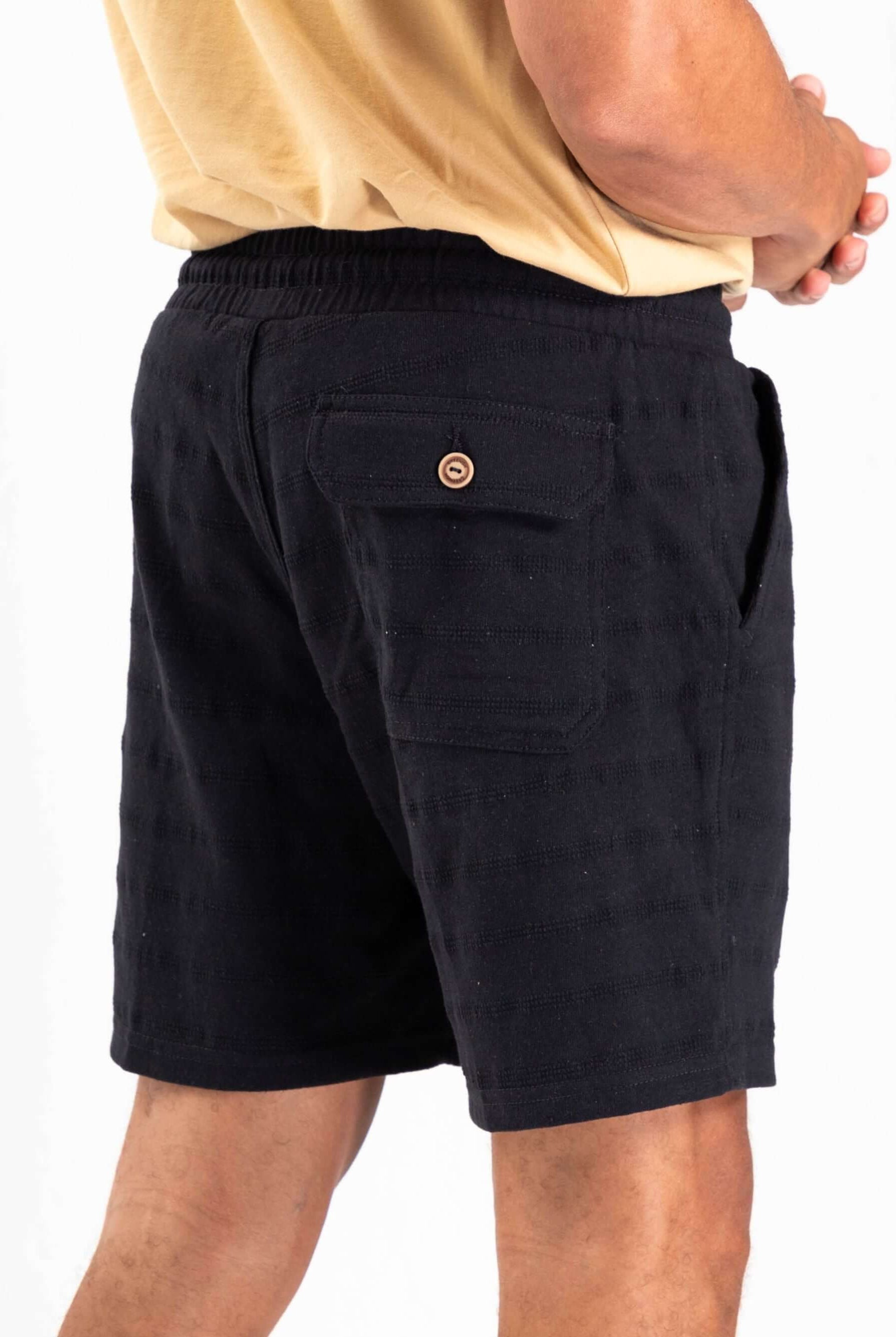 Short moletom preto da Greenish, modelo renovável, com cós elástico e bolso traseiro único.