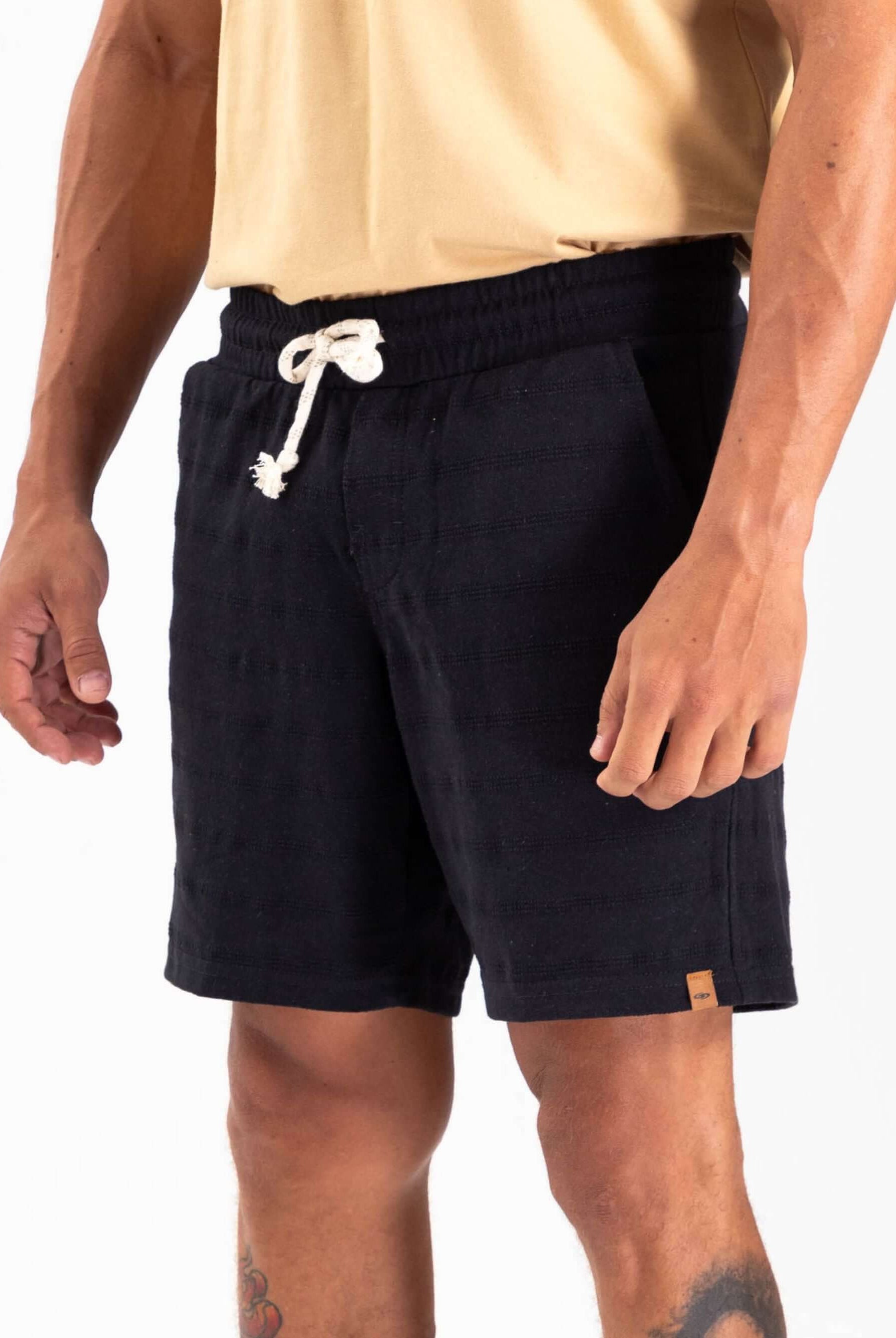 Short moletom Renewable da Greenish em preto, com cós elástico e bolso traseiro exclusivo.