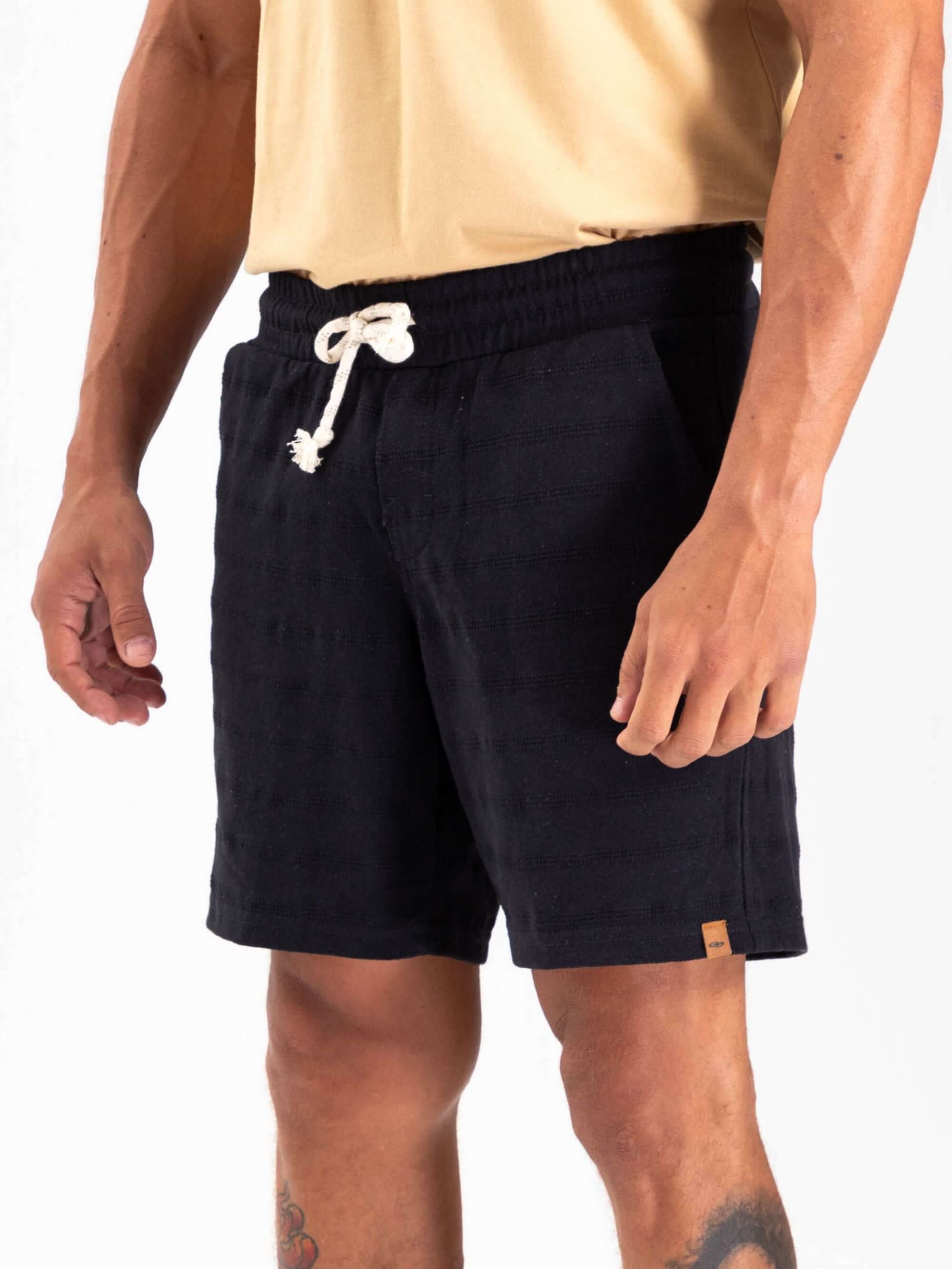 Short moletom Renewable da Greenish em preto, com cós elástico e bolso traseiro exclusivo.