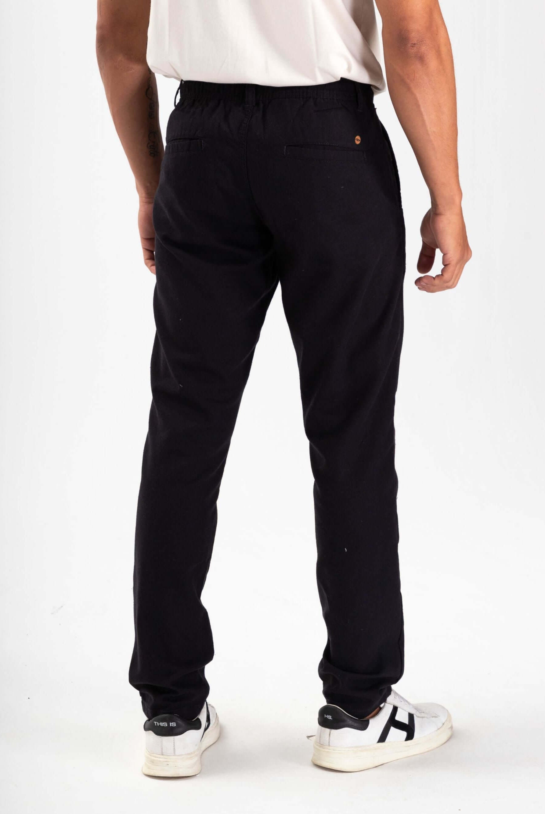CALÇA CHINO LINHO PRETO da Greenish, vista traseira, estilo moderno e conforto para o dia a dia.