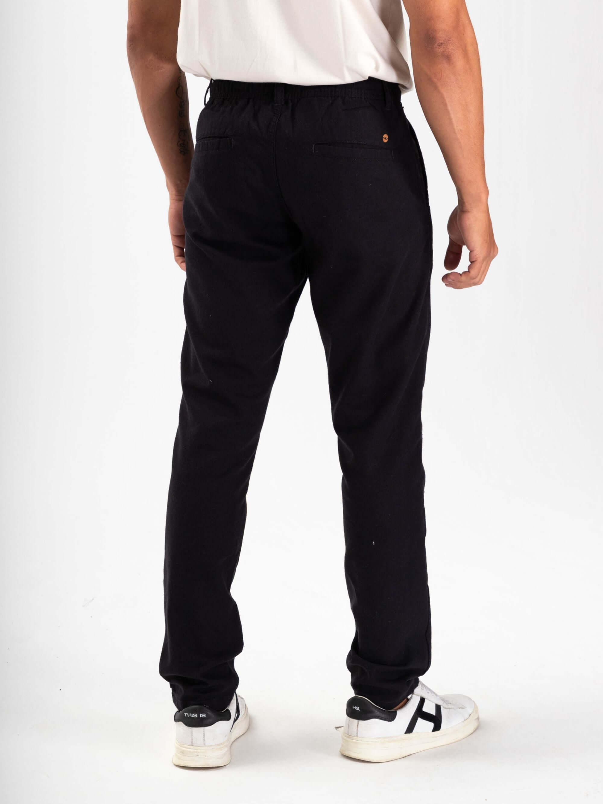 CALÇA CHINO LINHO PRETO da Greenish, vista traseira, estilo moderno e conforto para o dia a dia.
