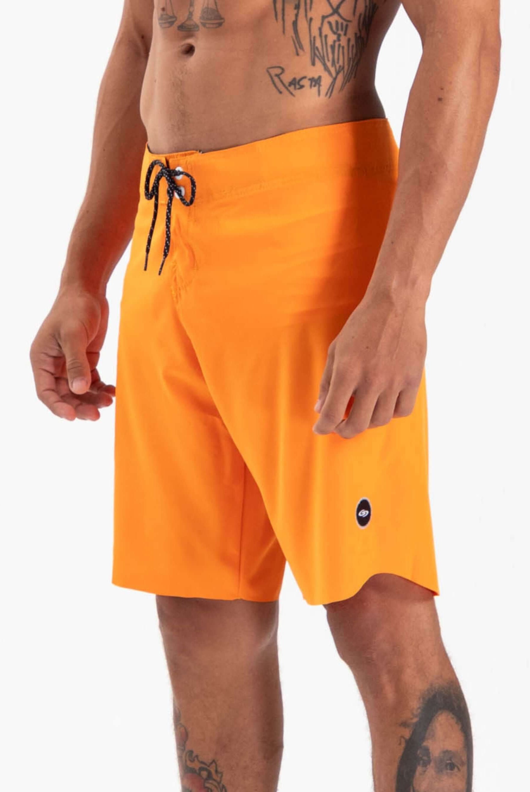 Bermuda de banho ultraleve laranja da Greenish, ideal para esportes aquáticos e conforto em movimento.