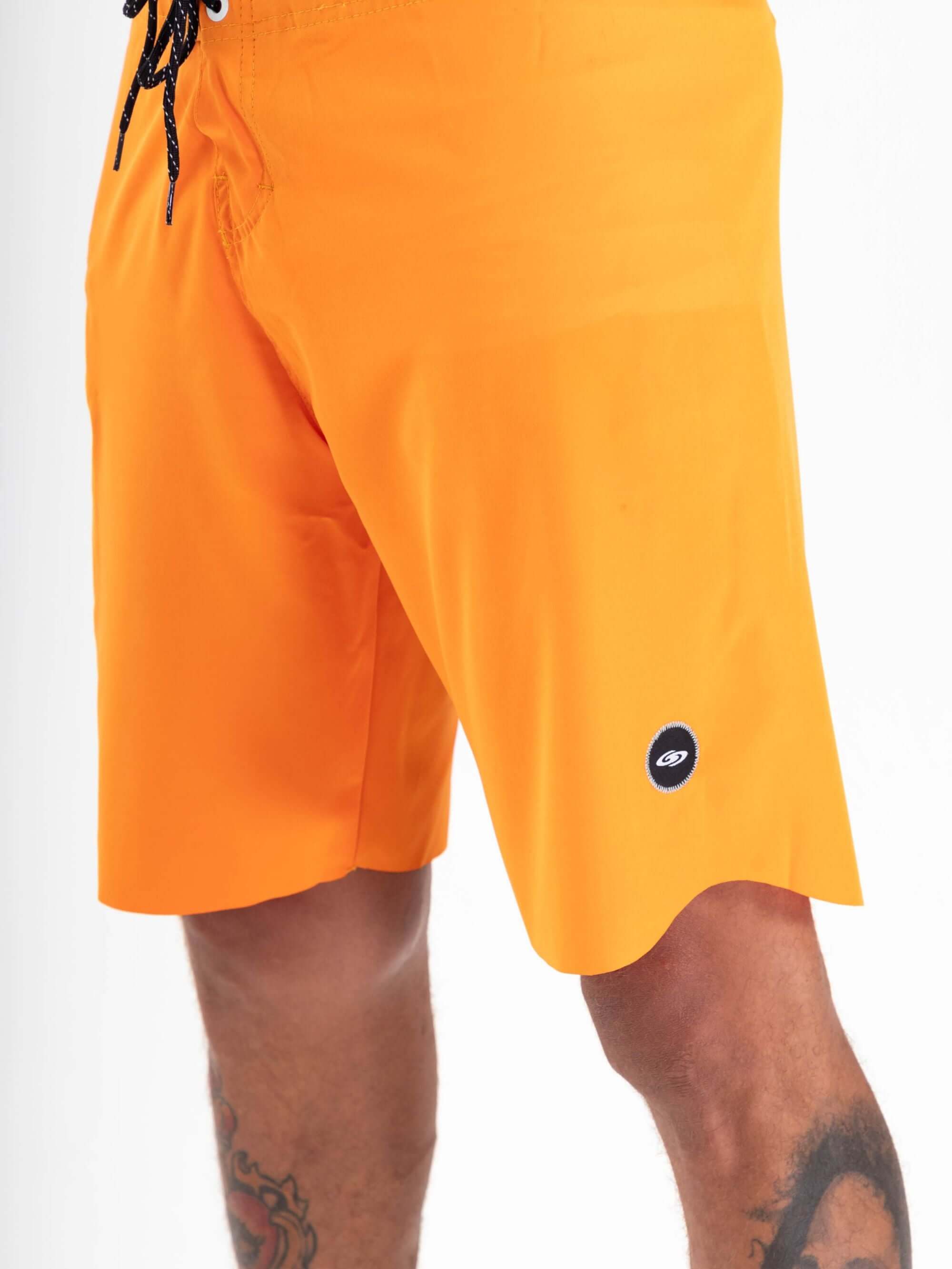 Boardshorts Ultralight Basic Laranja da Greenish, confortável e versátil para esportes aquáticos.