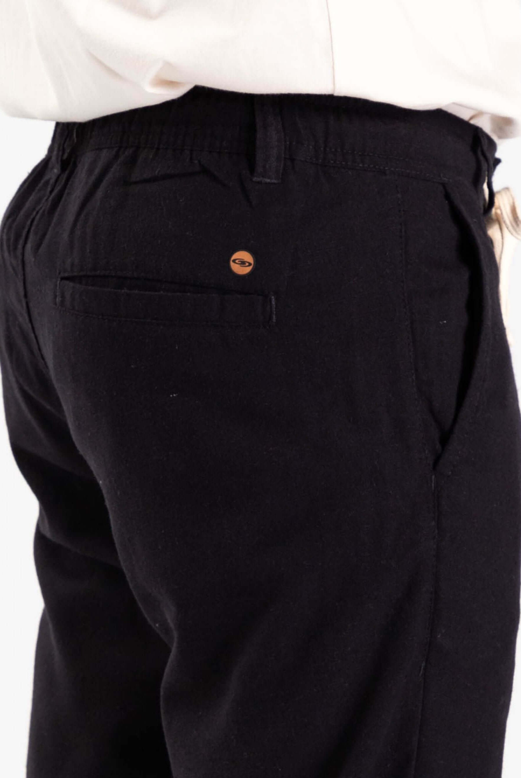 CALÇA CHINO LINHO PRETO da Greenish, estilo e conforto para o dia a dia, detalhe da parte traseira.