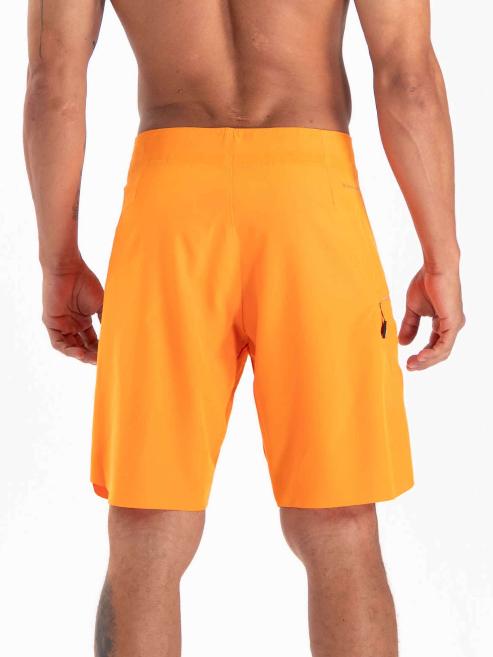 Bermuda de natação ultraleve laranja da marca Greenish, com design básico e tecnologia stretch.