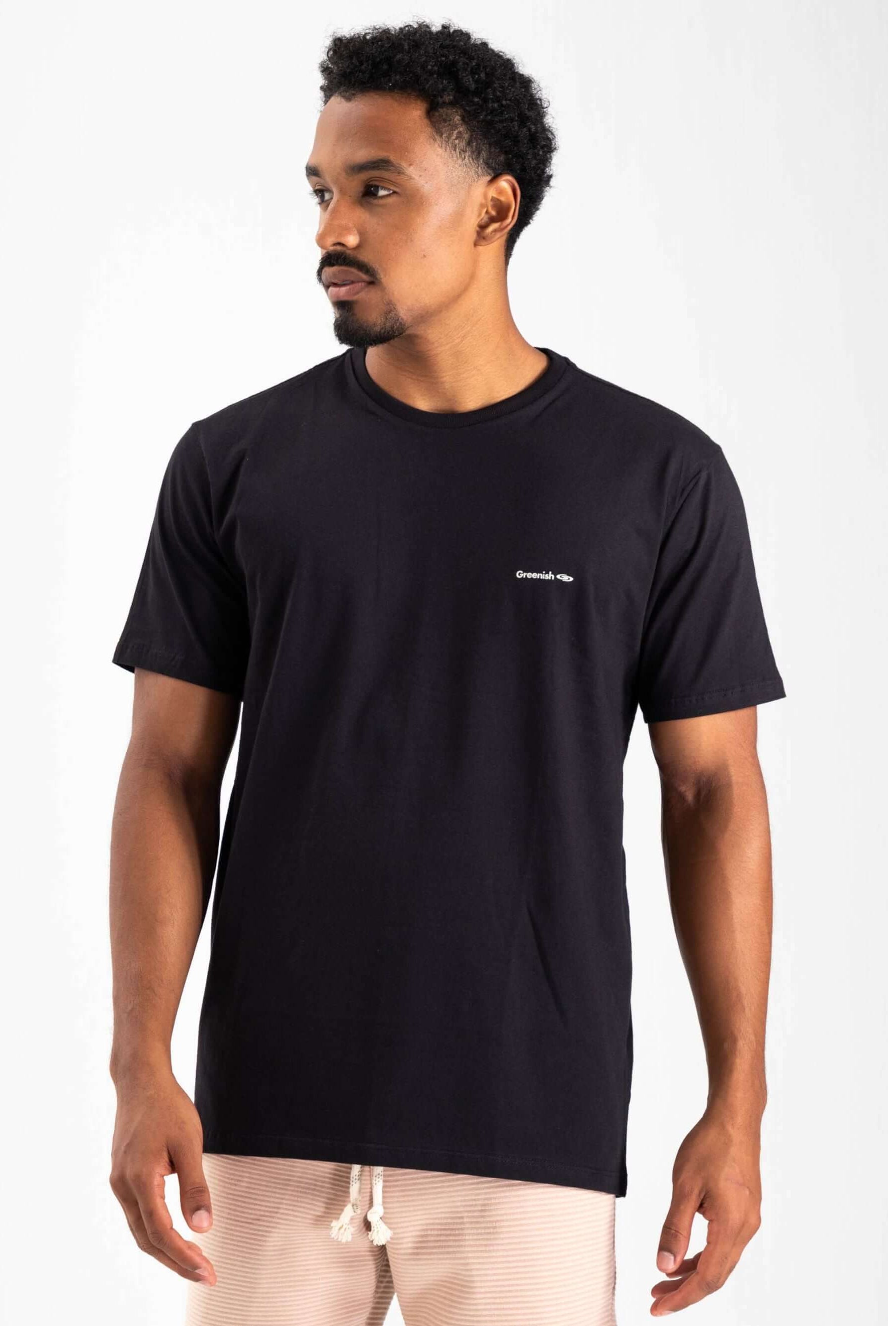 Camiseta preta com logo minimalista da Greenish, modelo clássico em algodão sustentável.