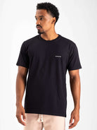 Camiseta preta com logo minimalista da Greenish, modelo clássico em algodão sustentável.