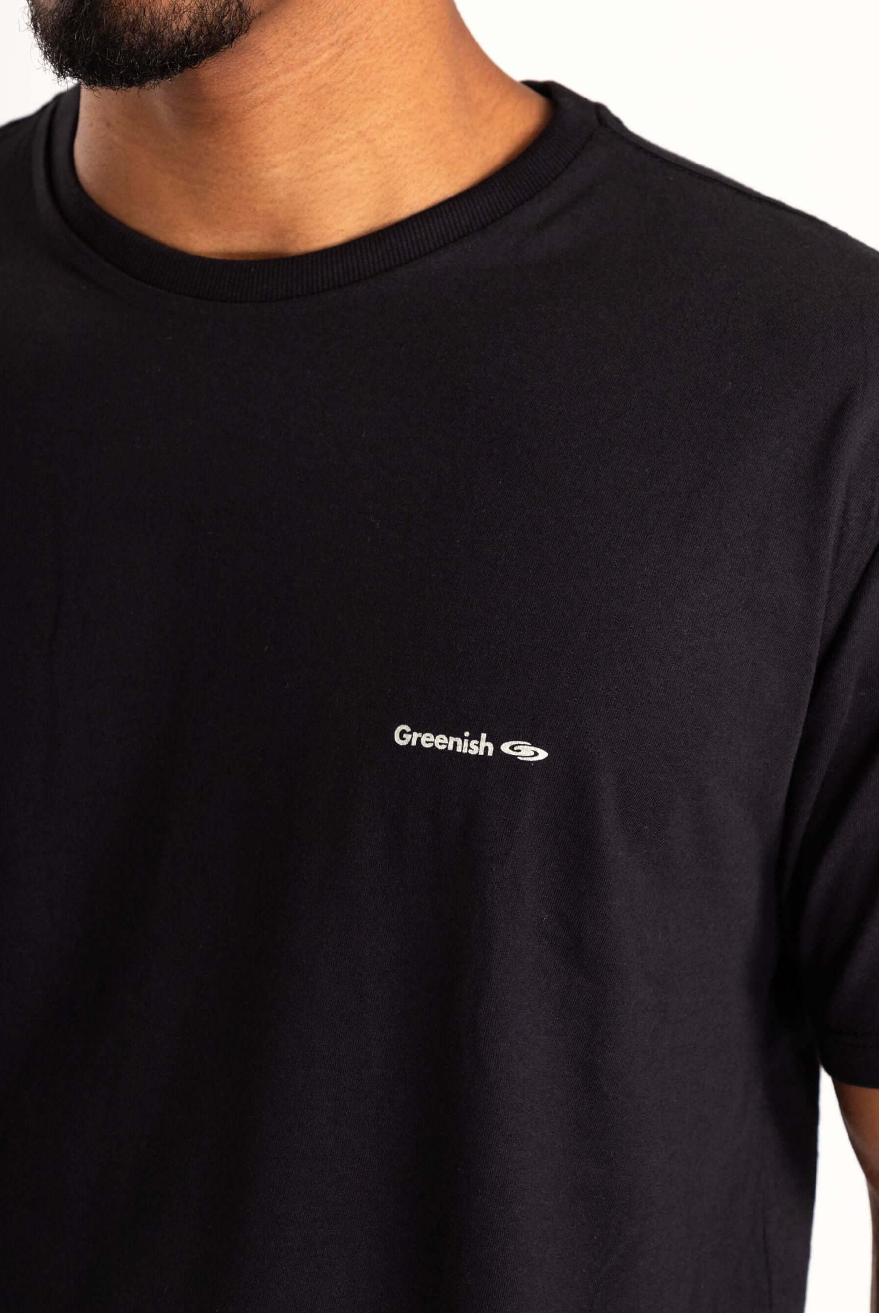 Camiseta preta Greenish com logo pequeno, modelagem clássica e toque suave em algodão sustentável.