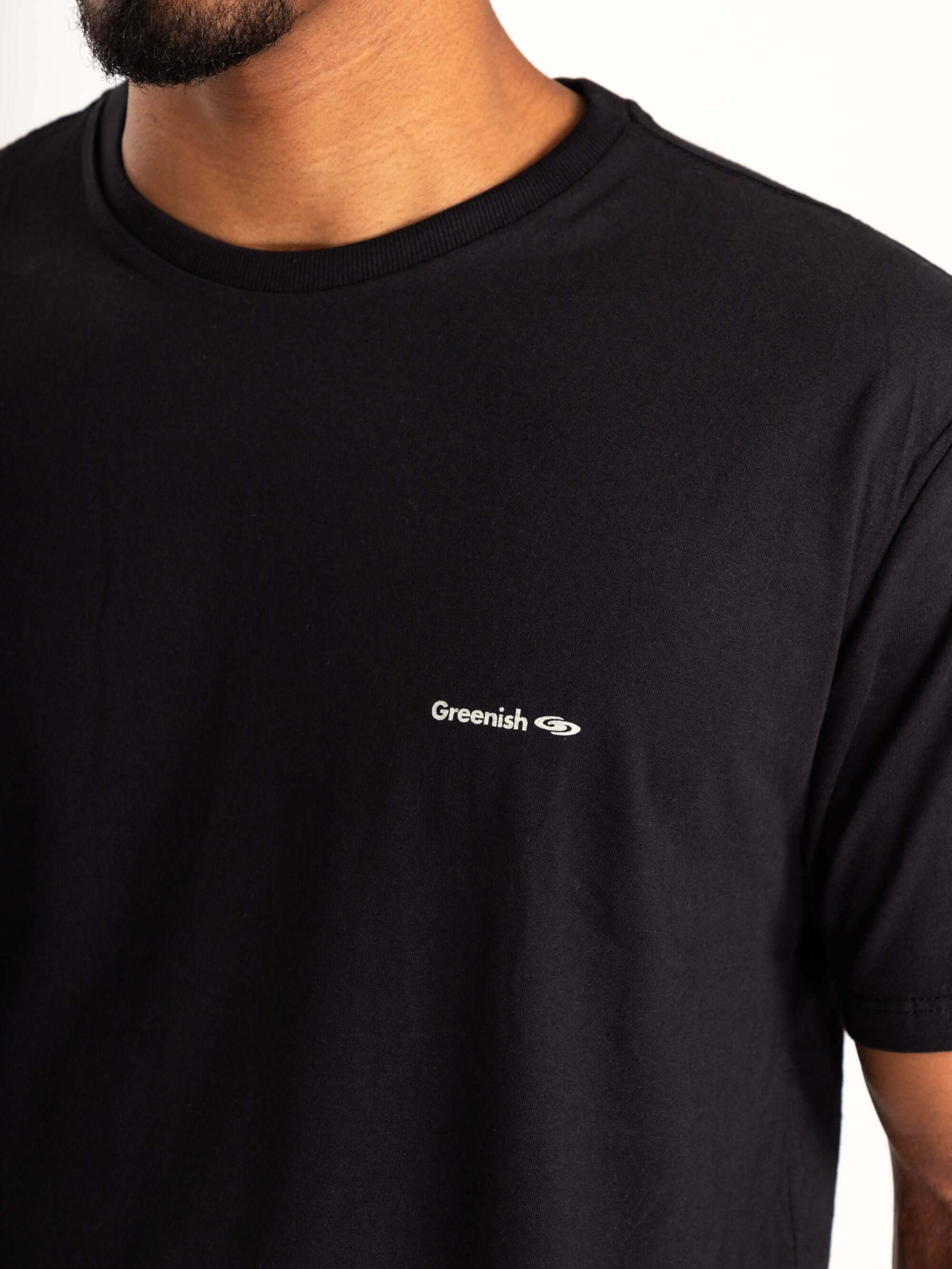 Camiseta preta Greenish com logo pequeno, modelagem clássica e toque suave em algodão sustentável.