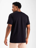 Camiseta preta com logo minimalista, feita de algodão sustentável, modelo clássico da marca Greenish.