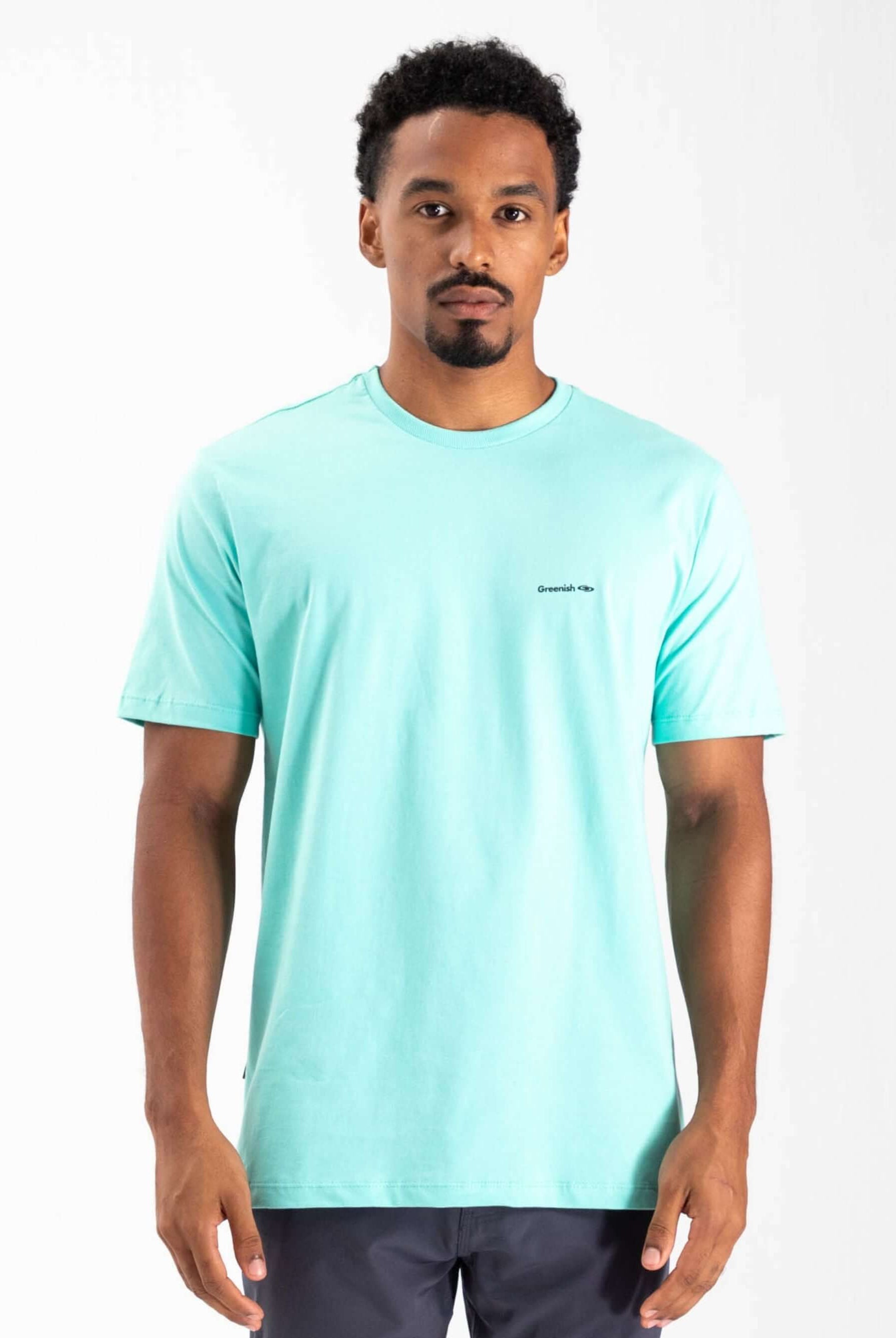Camiseta turquesa Greenish com logo pequeno, modelagem clássica e tecido 100% algodão sustentável.