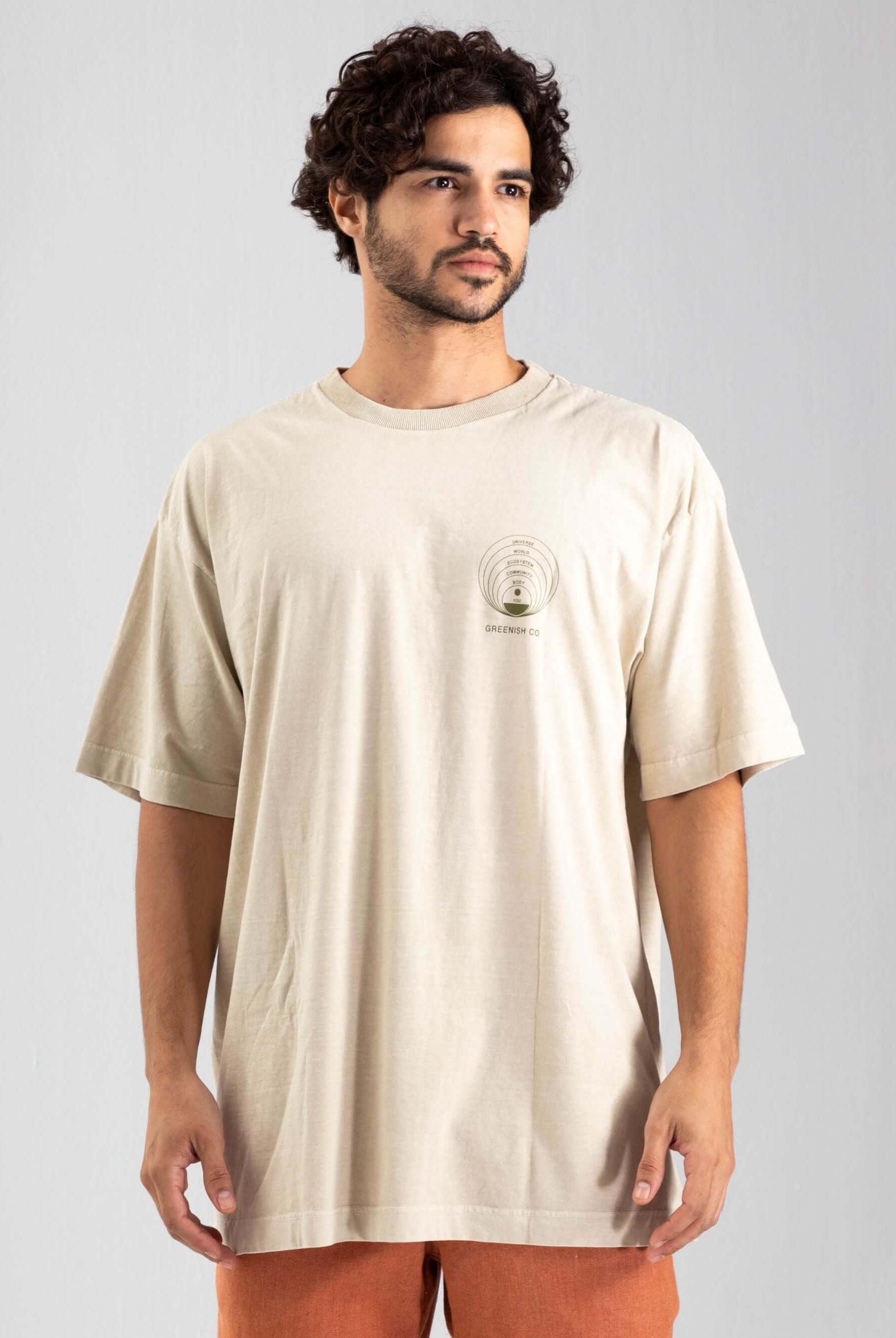 Camiseta oversized masculina Greenish, modelo em tom areia com estampa original, ideal para looks streetwear.