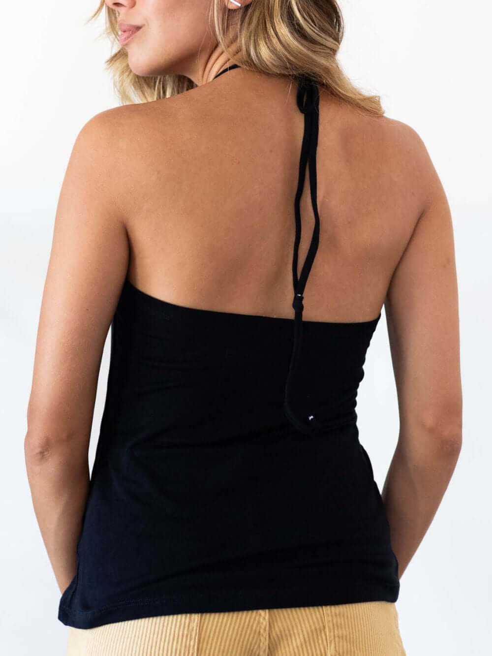 Blusa Micca preta costas nuas e amarração, ideal para verão. Confortável e versátil da marca Greenish.