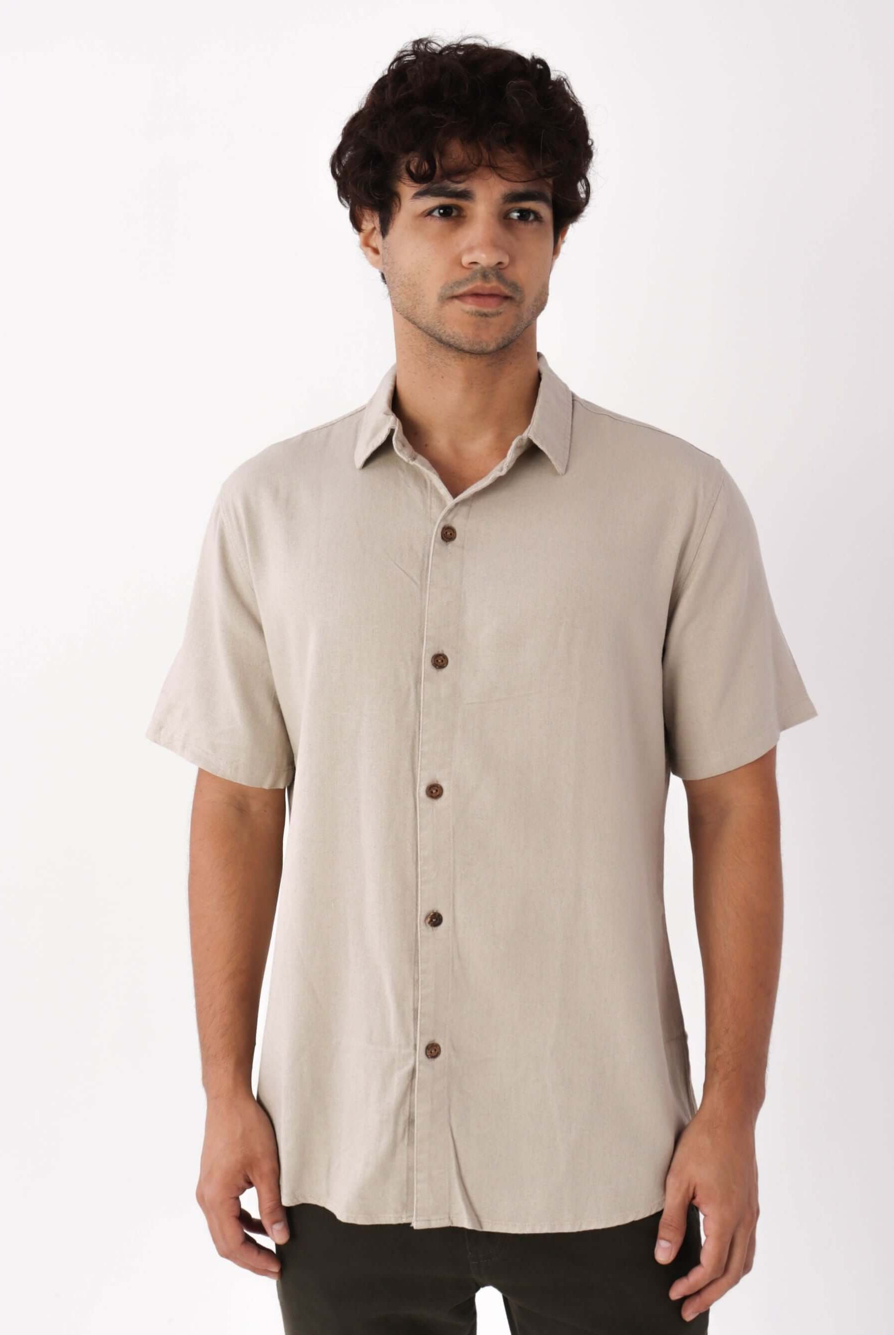 Camisa Botão Nature bege da marca Greenish, modelo clássico com botões de coco, ideal para ocasiões formais.