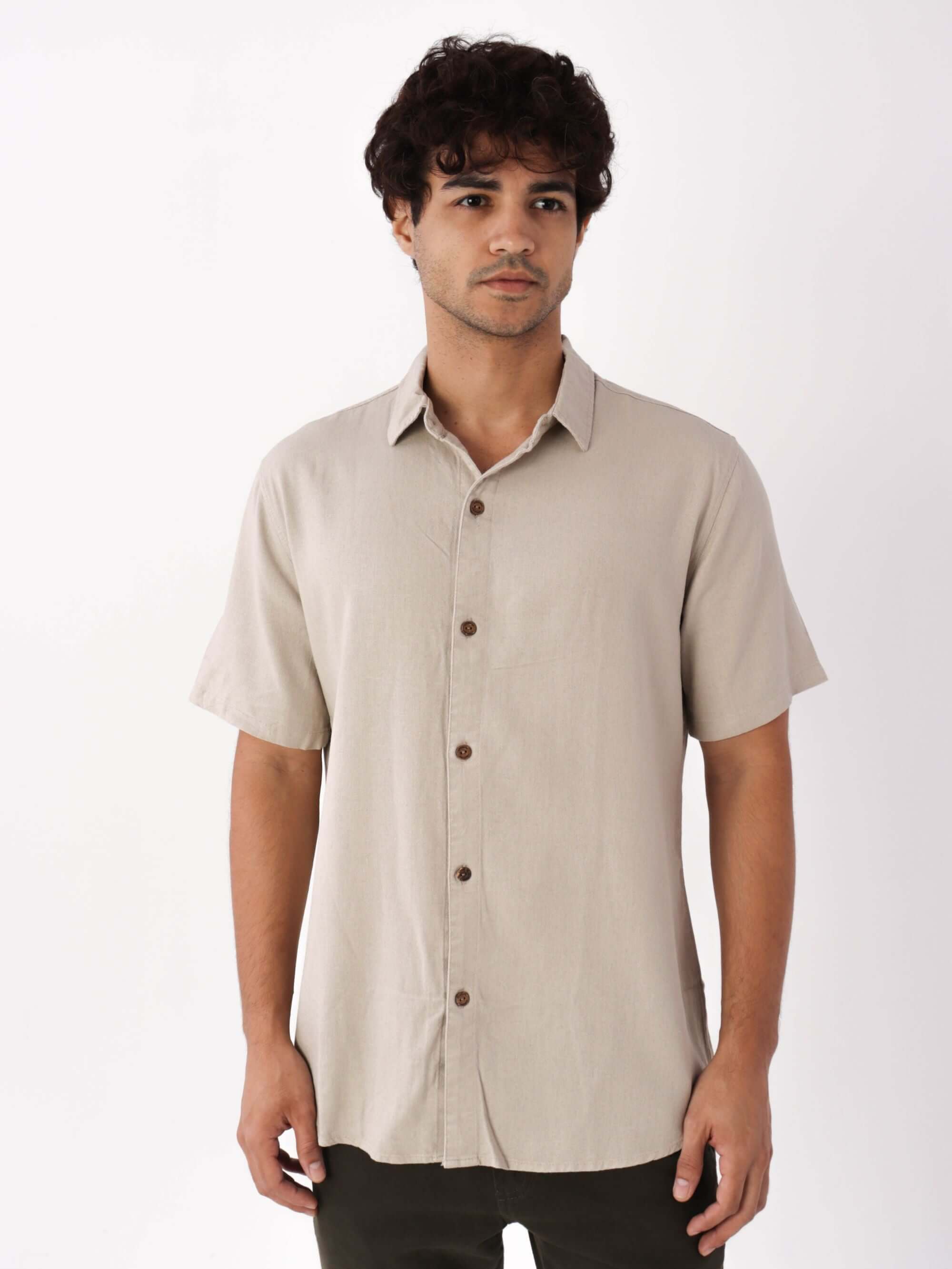 Camisa Botão Nature bege da marca Greenish, modelo clássico com botões de coco, ideal para ocasiões formais.
