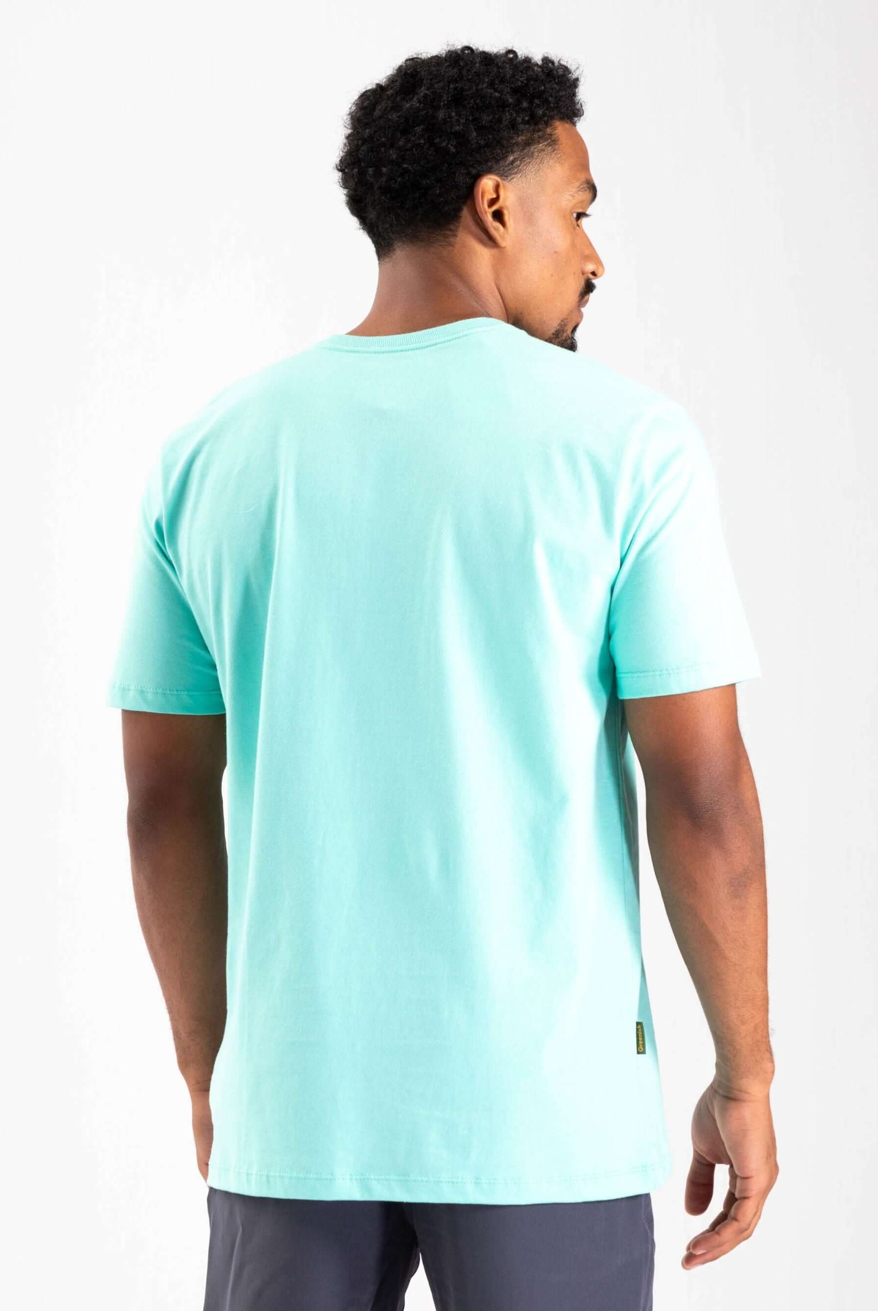 Camiseta turquesa com logo pequeno da Greenish, feita de algodão sustentável, modelagem clássica e caimento perfeito.