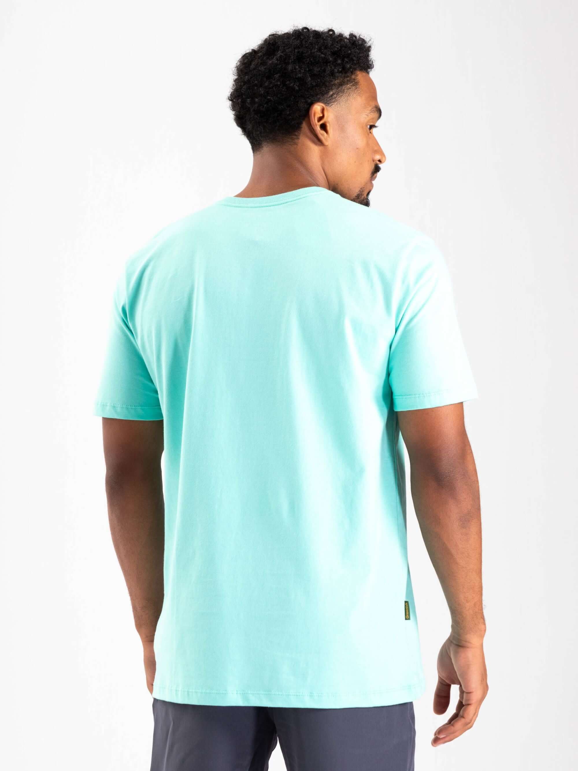 Camiseta turquesa com logo pequeno da Greenish, feita de algodão sustentável, modelagem clássica e caimento perfeito.