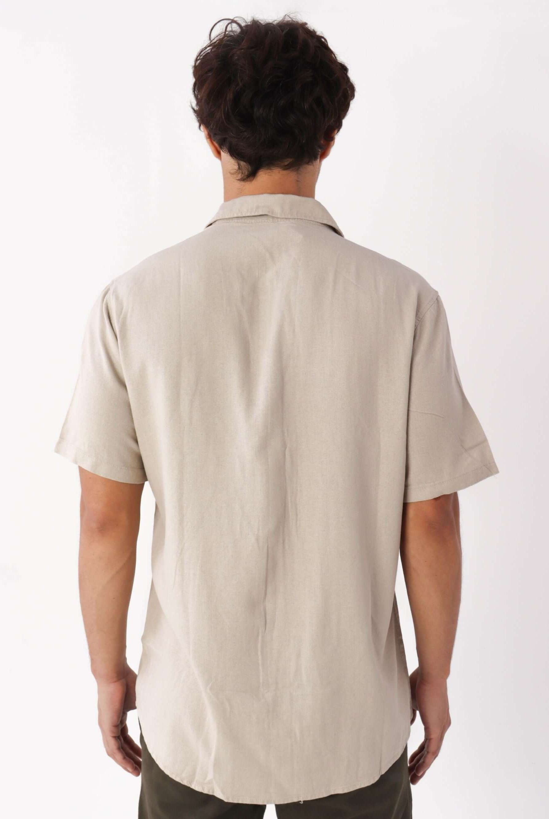 Camisa Botão Nature bege da Greenish, vista traseira, em tecido de fibras naturais e modelagem clássica.