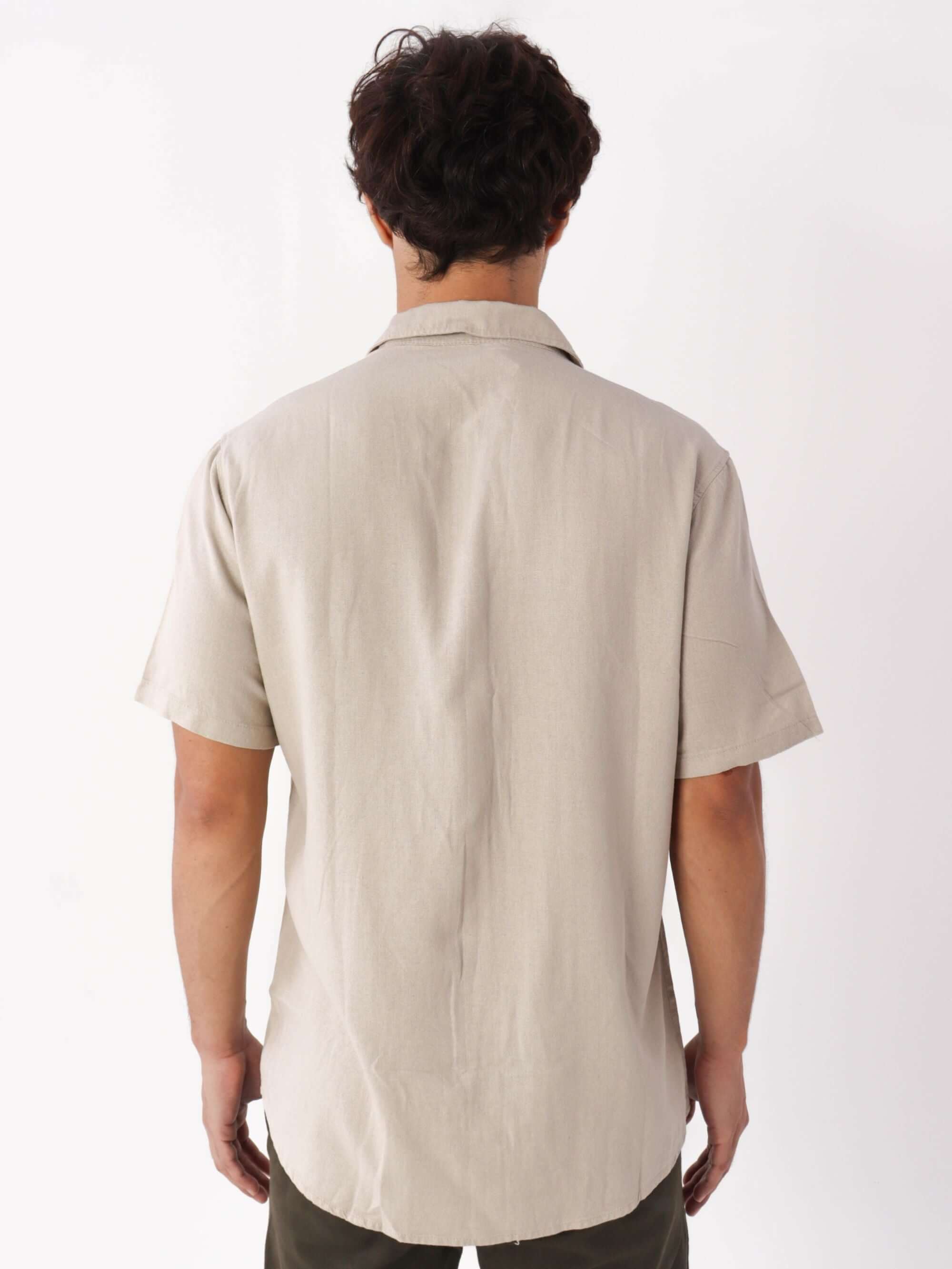 Camisa Botão Nature bege da Greenish, vista traseira, em tecido de fibras naturais e modelagem clássica.