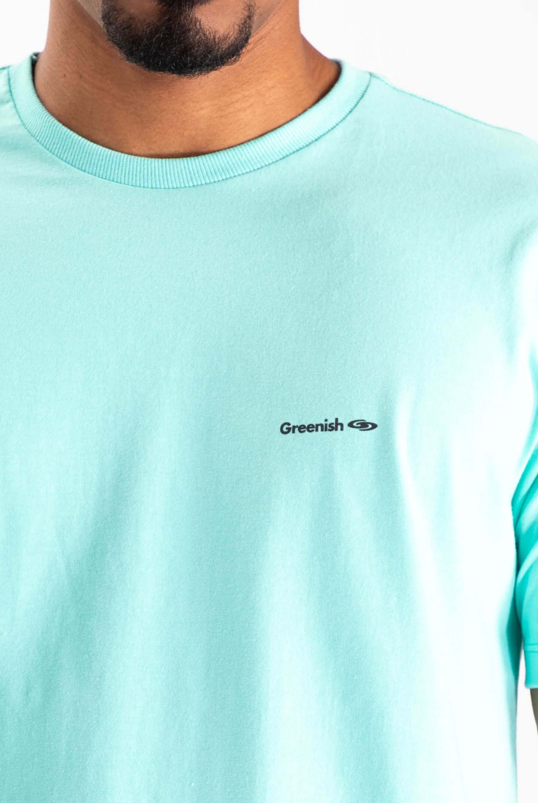 Camiseta turquesa Greenish com logo minimalista, feita em algodão sustentável.
