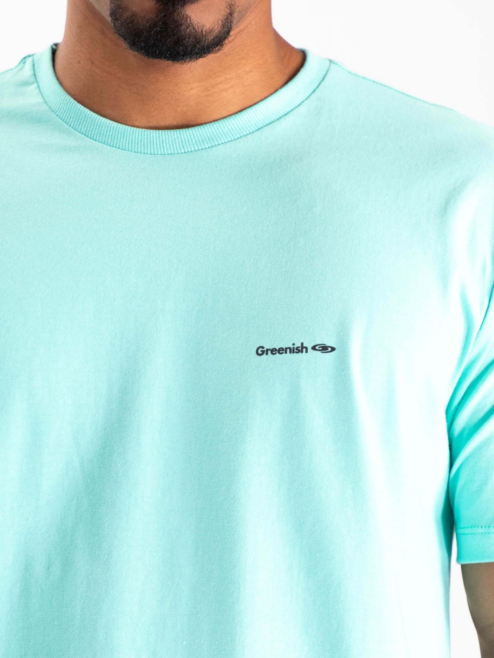 Camiseta turquesa Greenish com logo minimalista, feita em algodão sustentável.