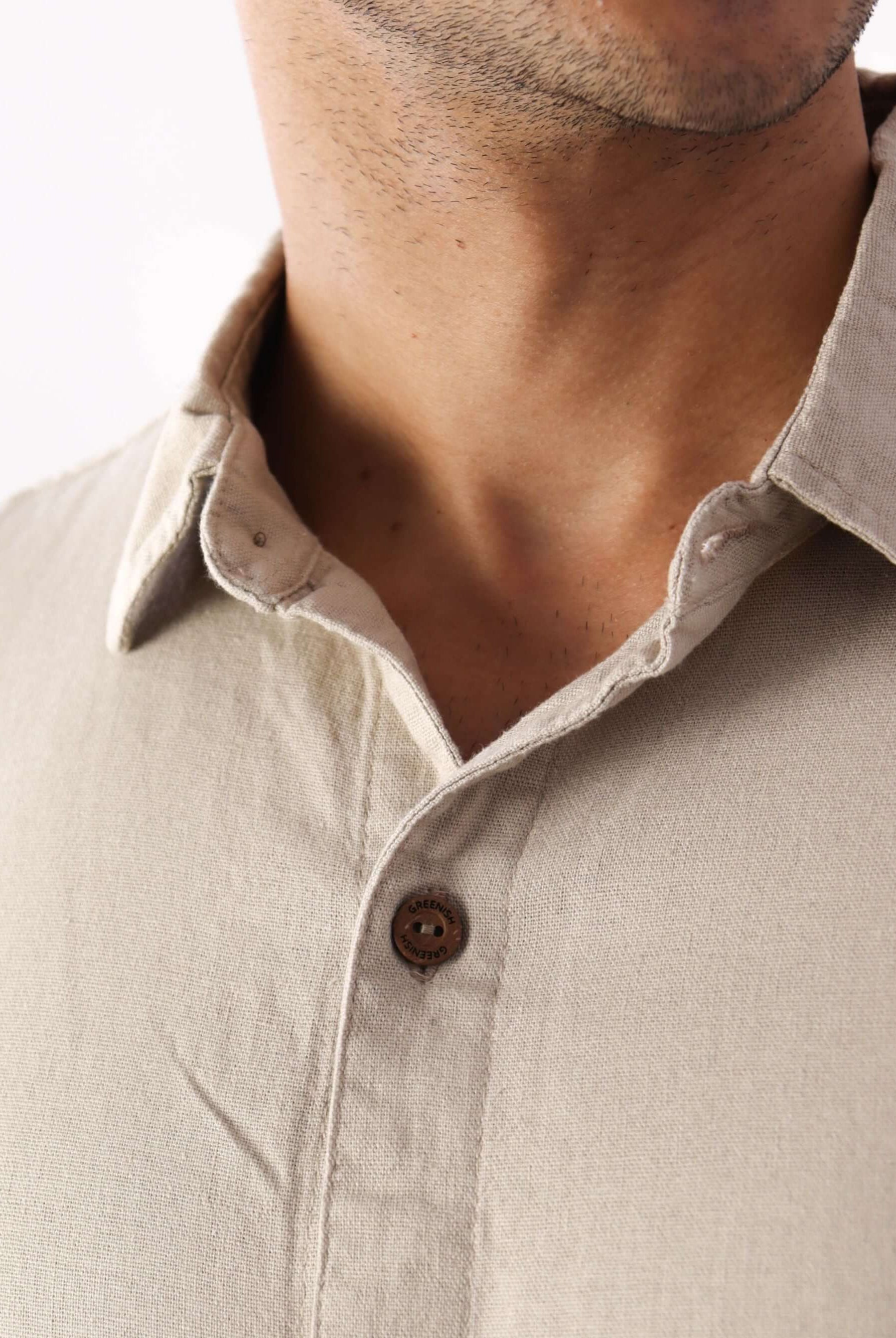 Camisa Botão Nature Bege da Greenish, com detalhe de botão de coco e tecido de fibras naturais, ideal para ocasiões formais.