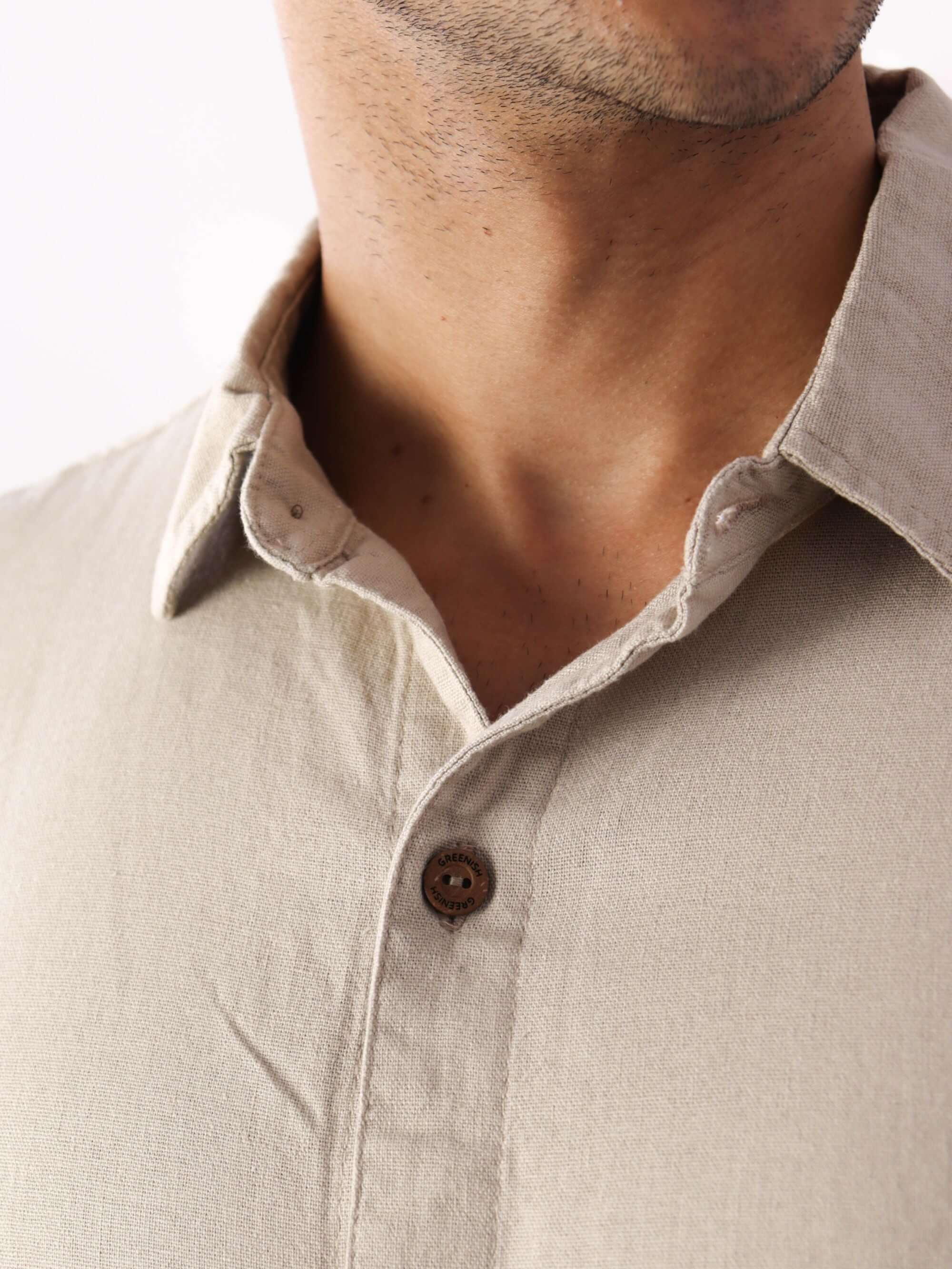 Camisa Botão Nature Bege da Greenish, com detalhe de botão de coco e tecido de fibras naturais, ideal para ocasiões formais.
