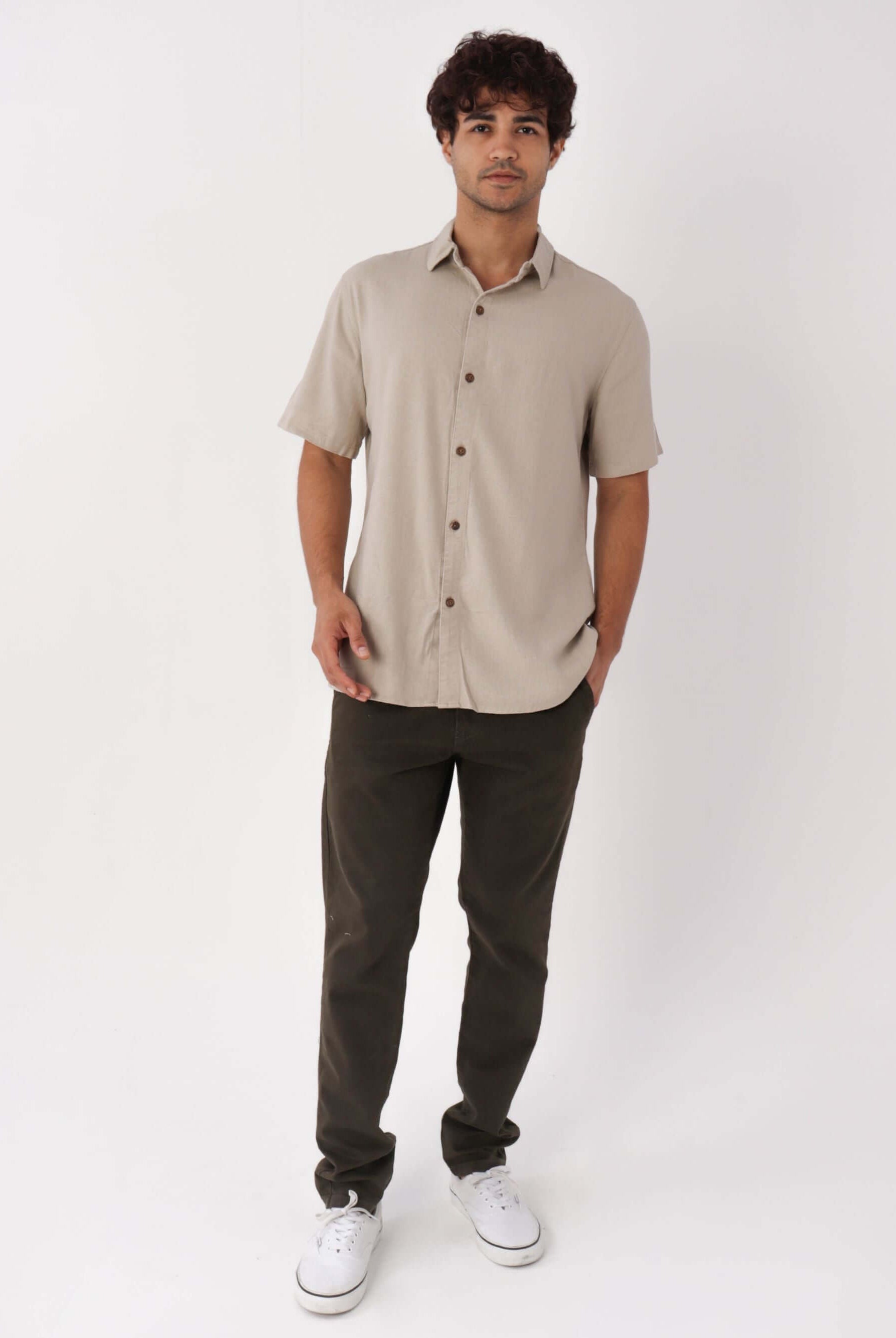 Camisa Botão Nature bege da Greenish, com botões de coco e modelagem clássica, perfeita para várias ocasiões.