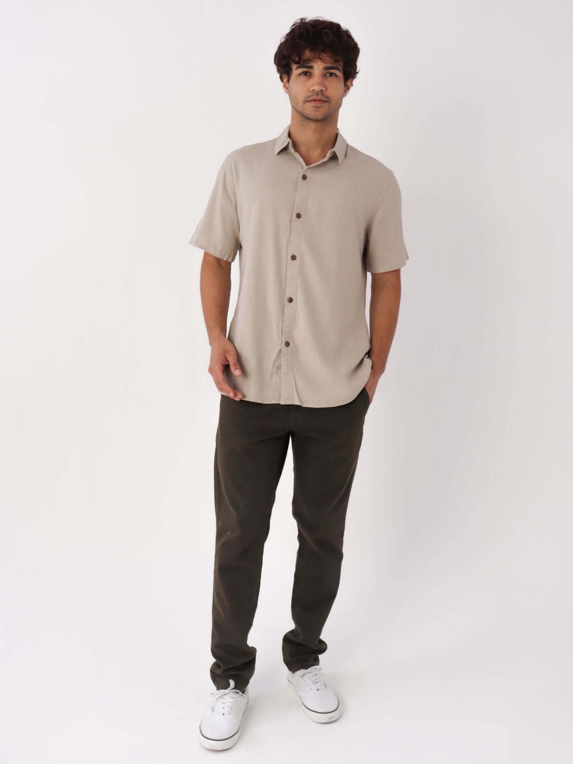 Camisa Botão Nature bege da Greenish, com botões de coco e modelagem clássica, perfeita para várias ocasiões.