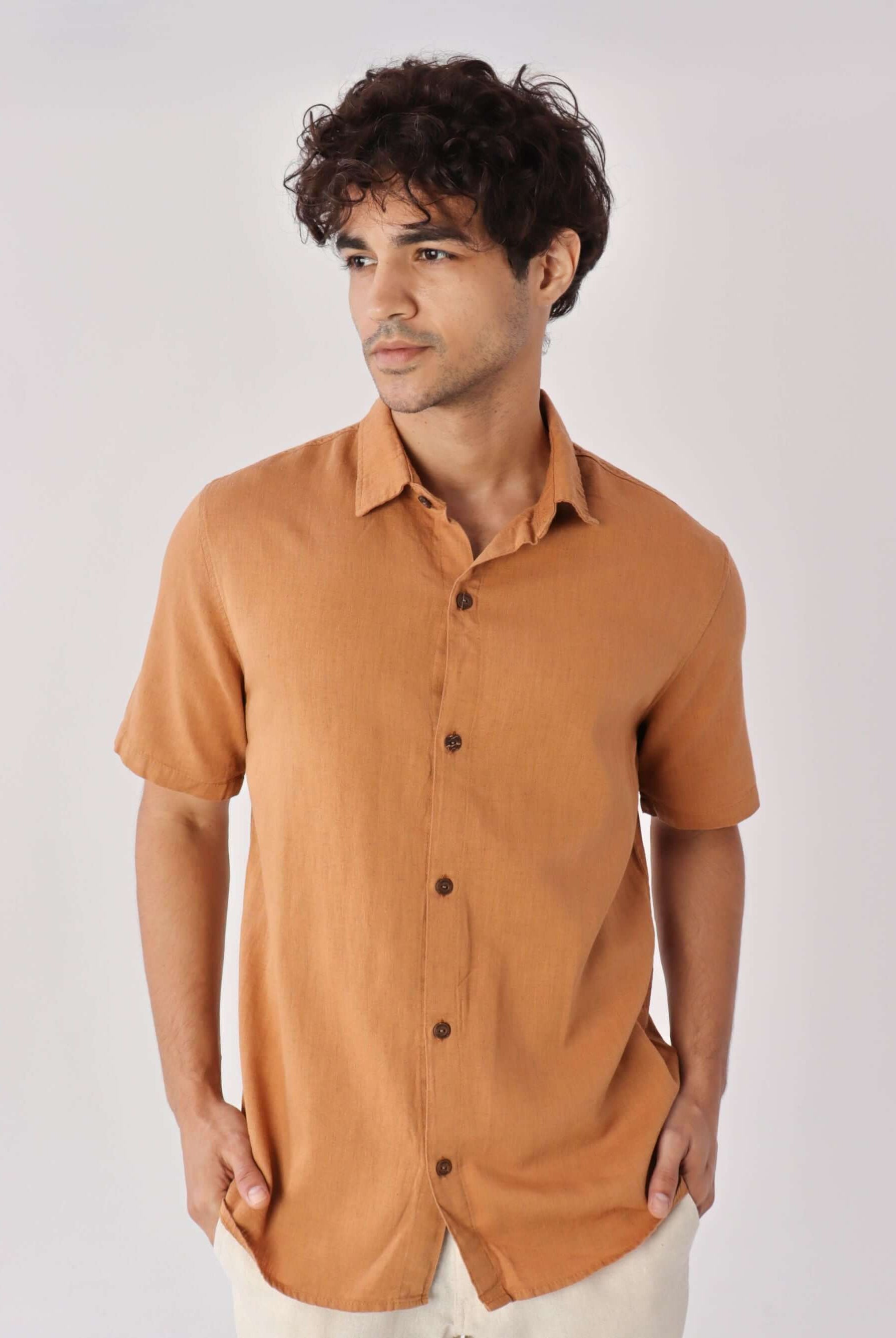 Camisa Botão Nature Ocre da Greenish, com botões de coco e tecido de fibras naturais, ideal para ocasiões formais.