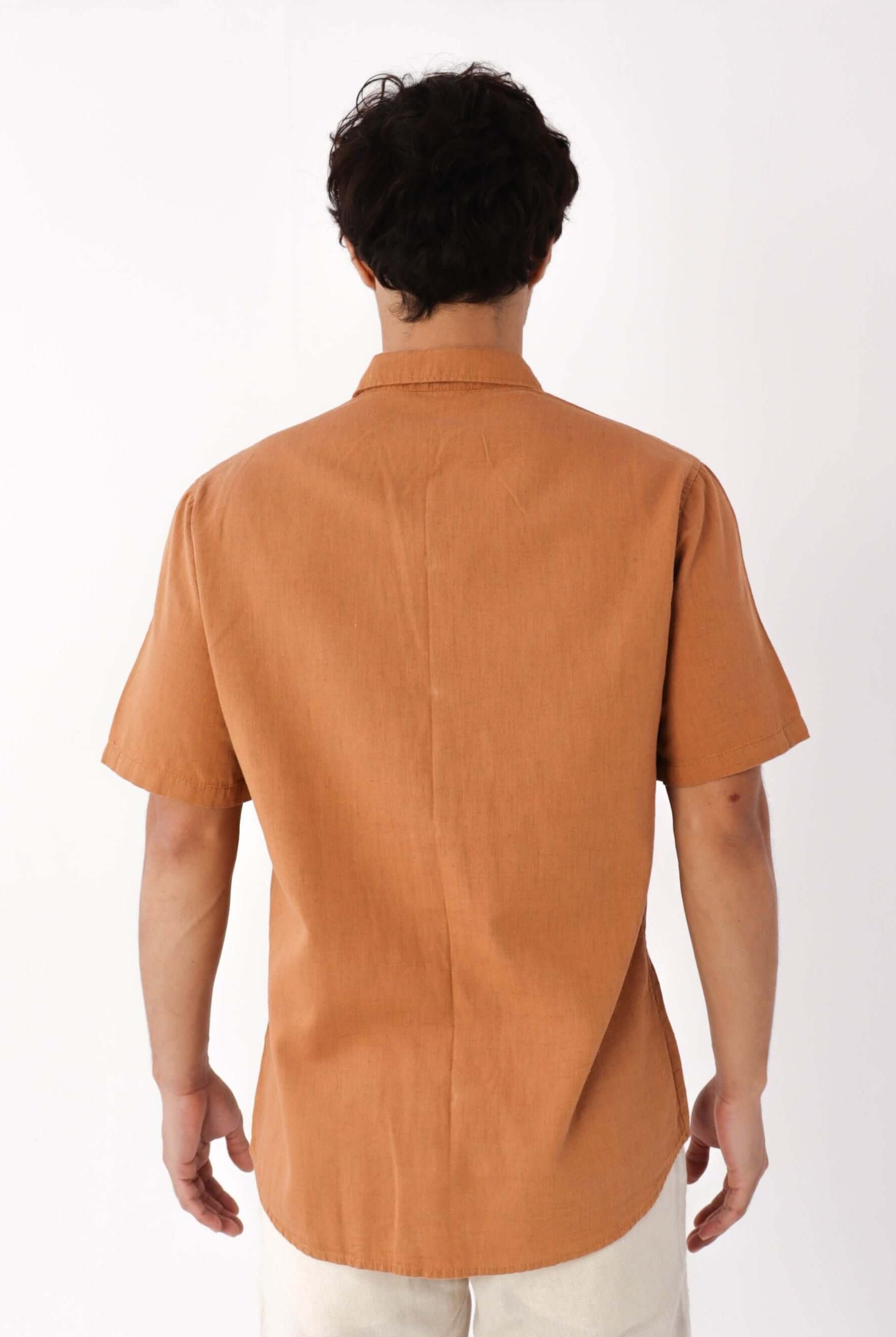 Camisa Botão Nature Ocre da Greenish vista de costas, tecido de fibras naturais, modelo clássico.