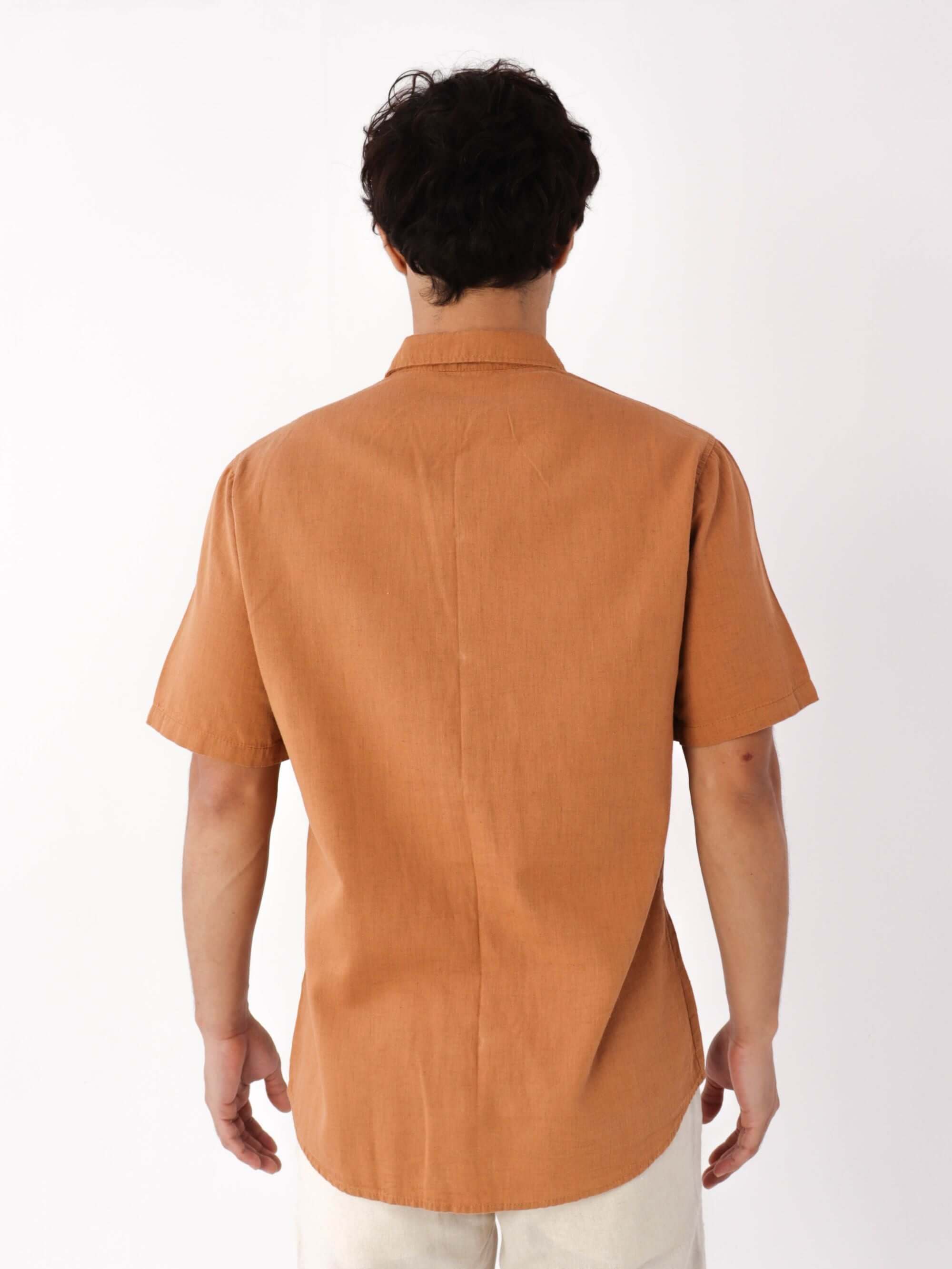 Camisa Botão Nature Ocre da Greenish vista de costas, tecido de fibras naturais, modelo clássico.