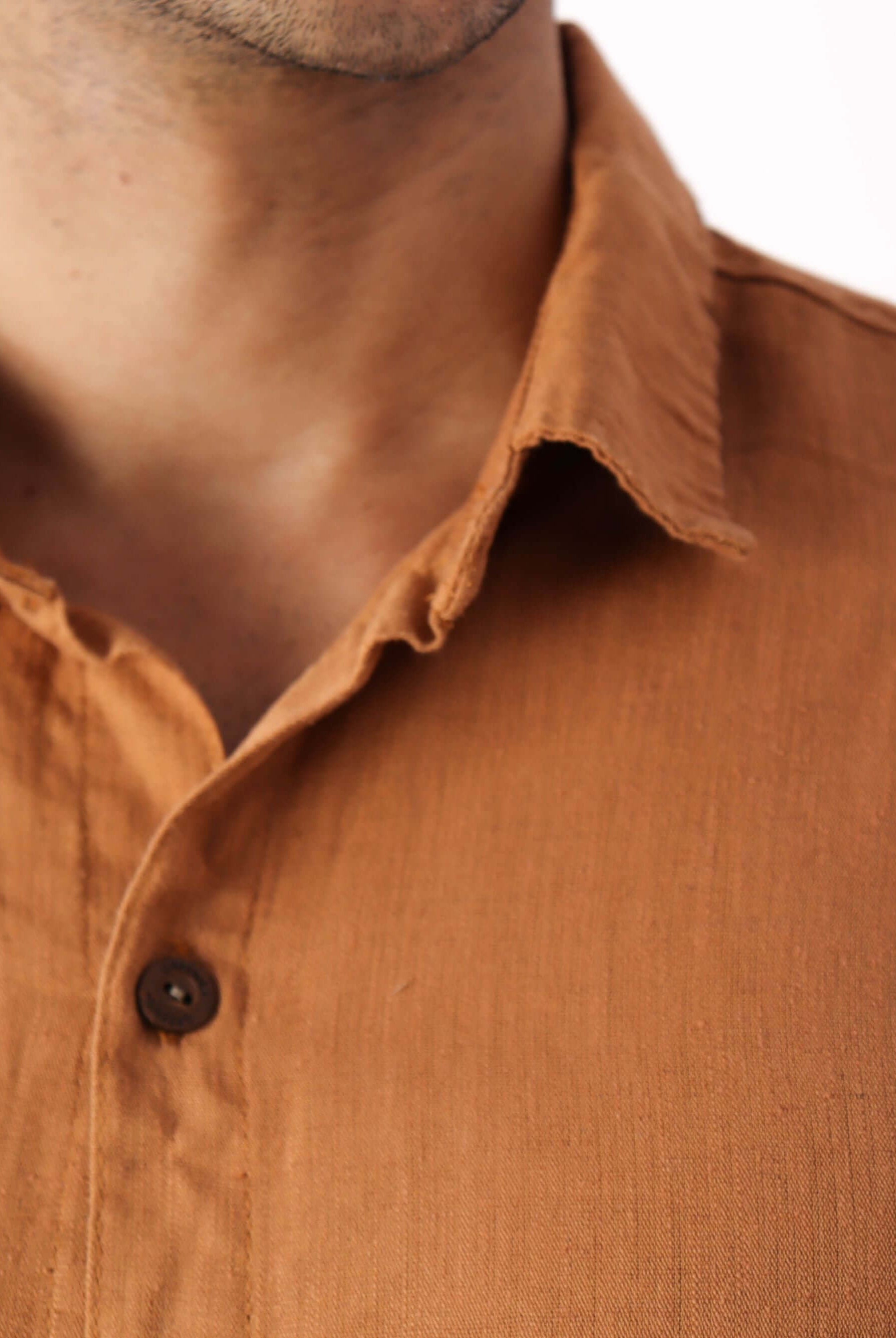 Camisa Botão Nature da Greenish na cor ocre, detalhes em botões de coco e tecido de fibras naturais.