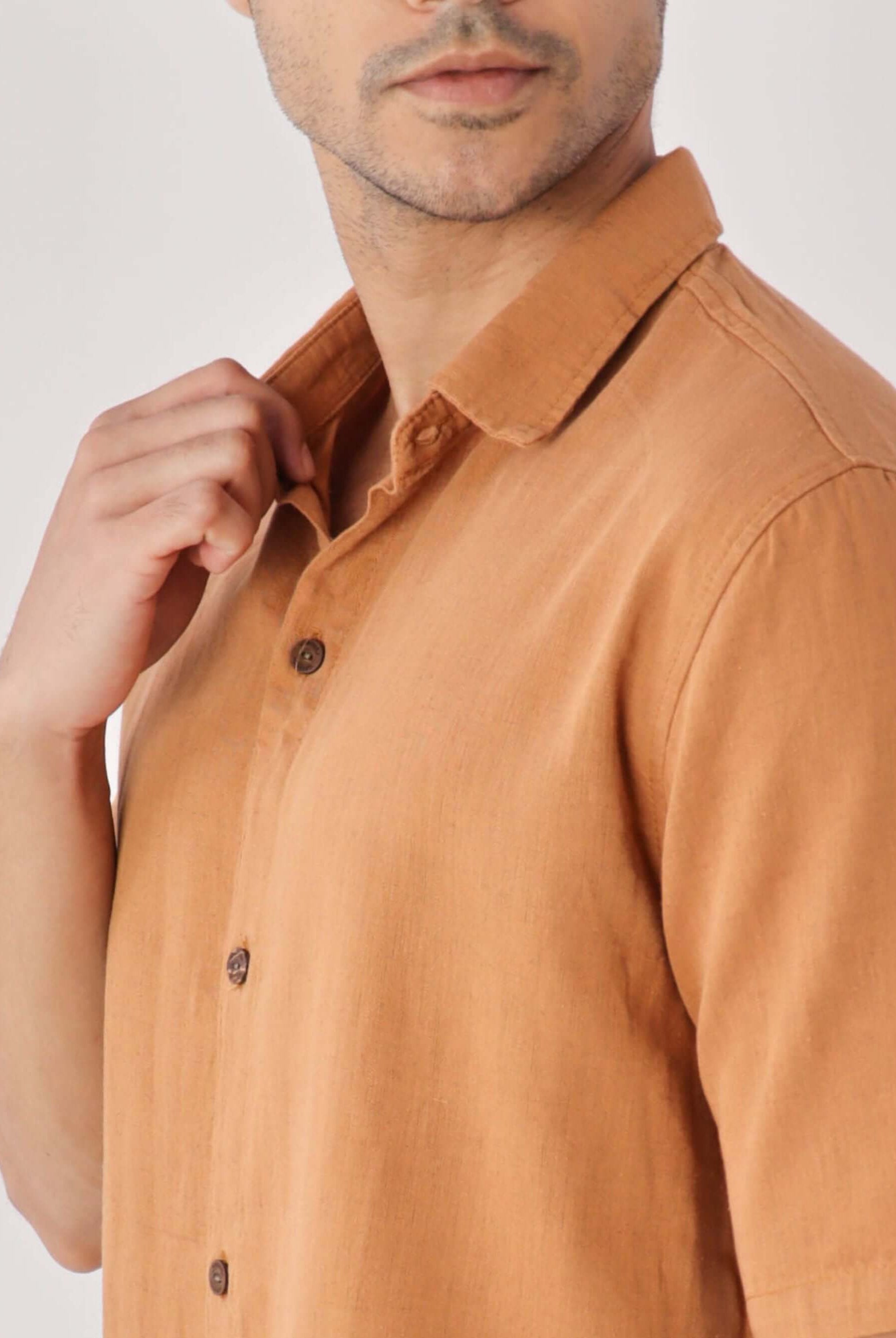 Camisa Botão Nature Ocre da Greenish, confeccionada em fibras naturais, ideal para ocasiões formais.