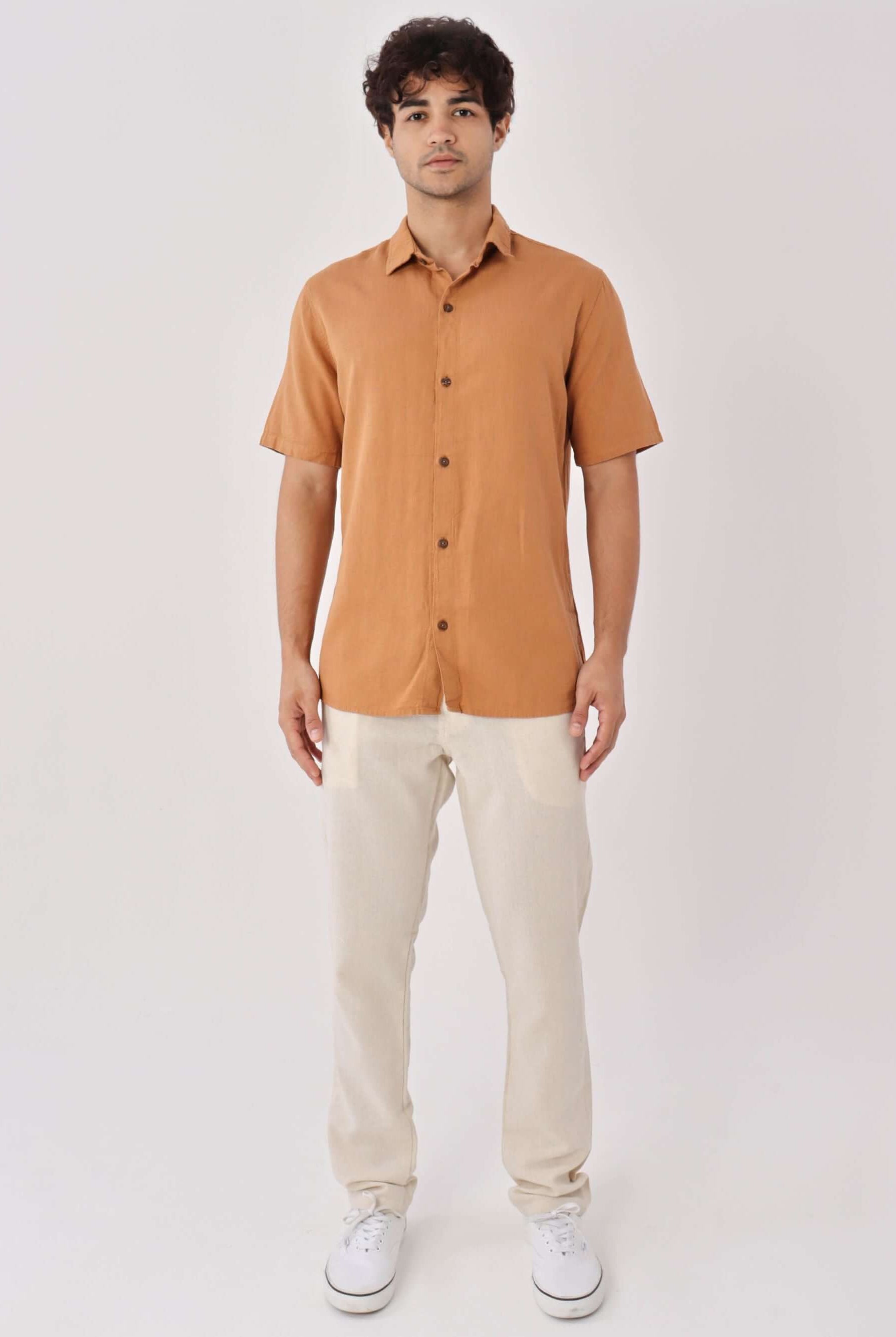 Camisa Botão Nature ocre da Greenish, modelo clássico, tecido de fibras naturais, ideal para ocasiões formais.