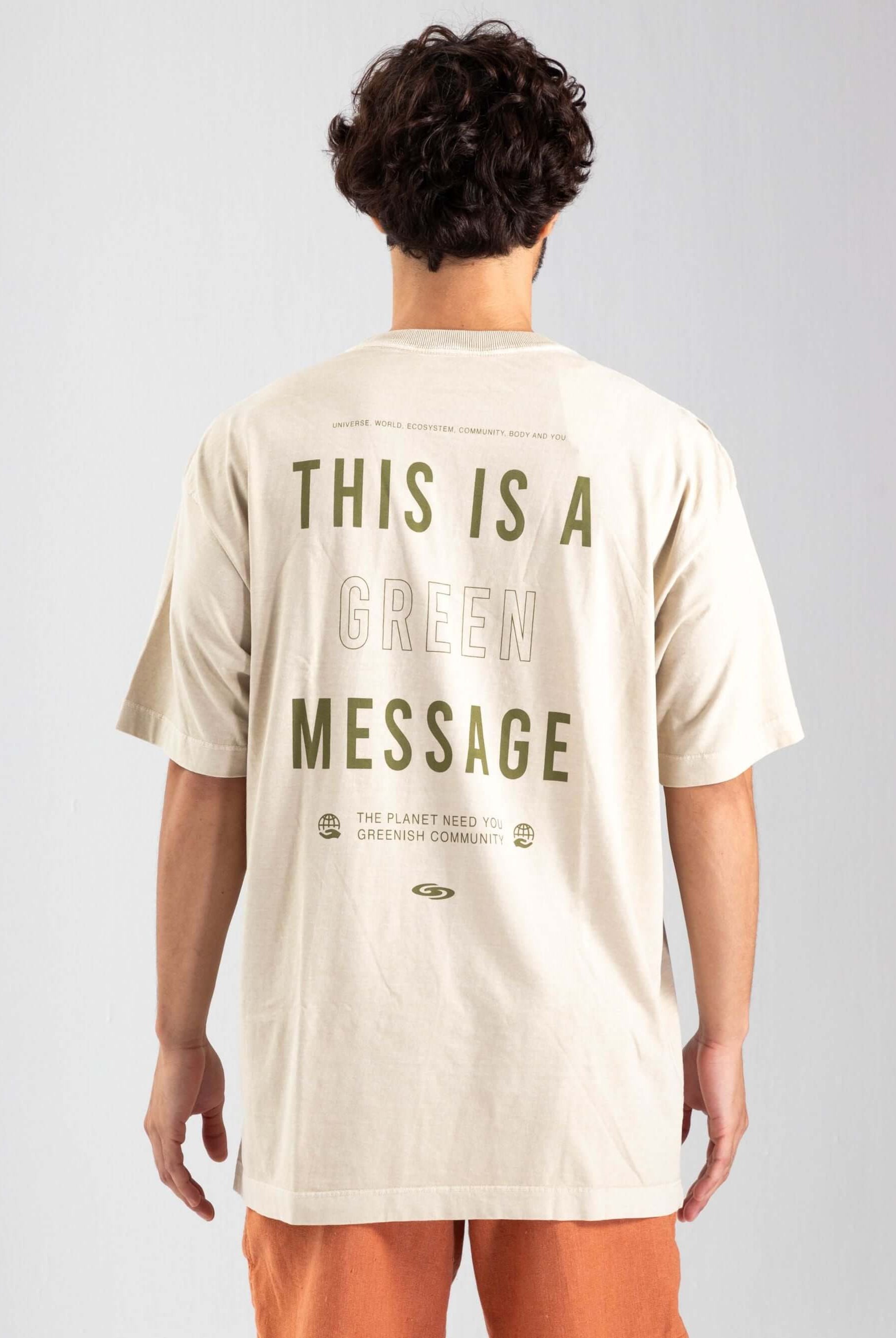 Camiseta oversized Greenish com estampa "This is a Green Message" na cor areia, ideal para looks streetwear.