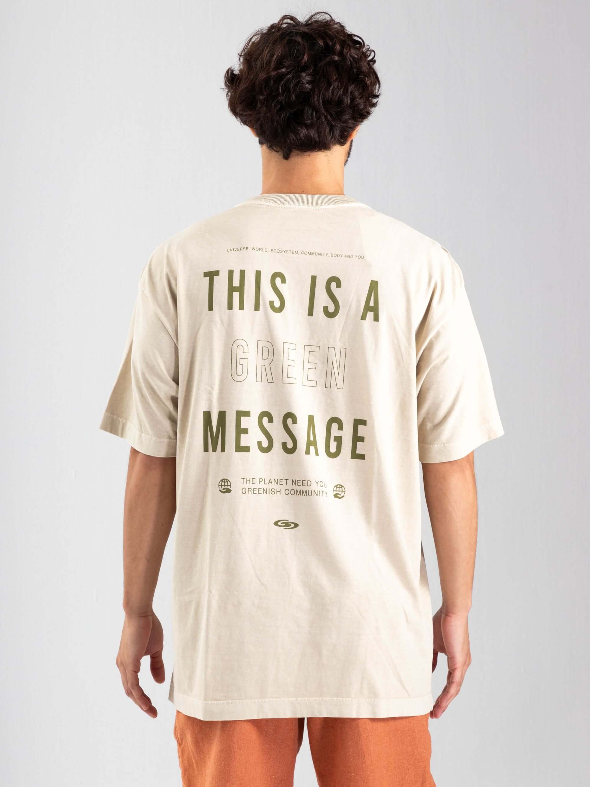 Camiseta oversized Greenish com estampa "This is a Green Message" na cor areia, ideal para looks streetwear.