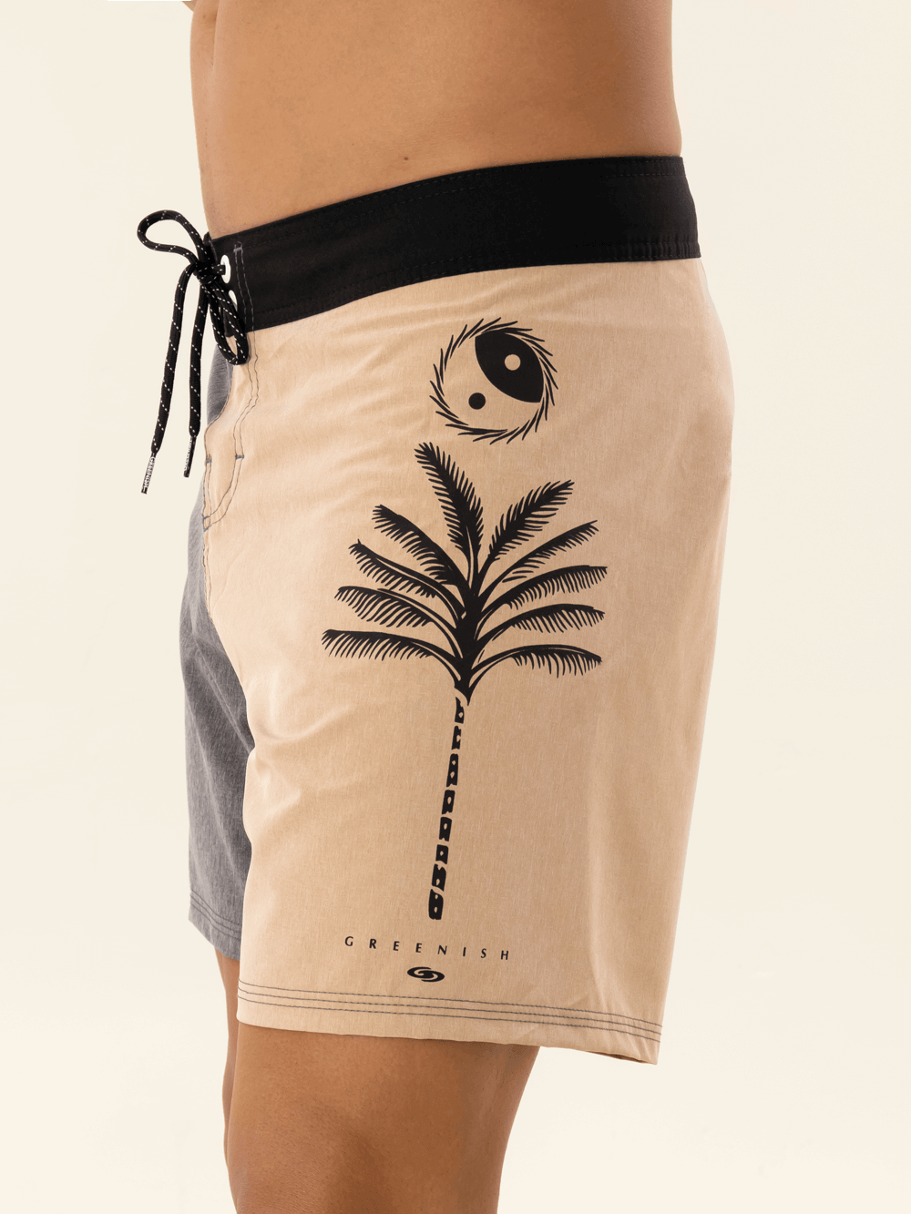 Bermuda de surf Greenish com estampa de palmeiras e símbolo yin yang em grafite.