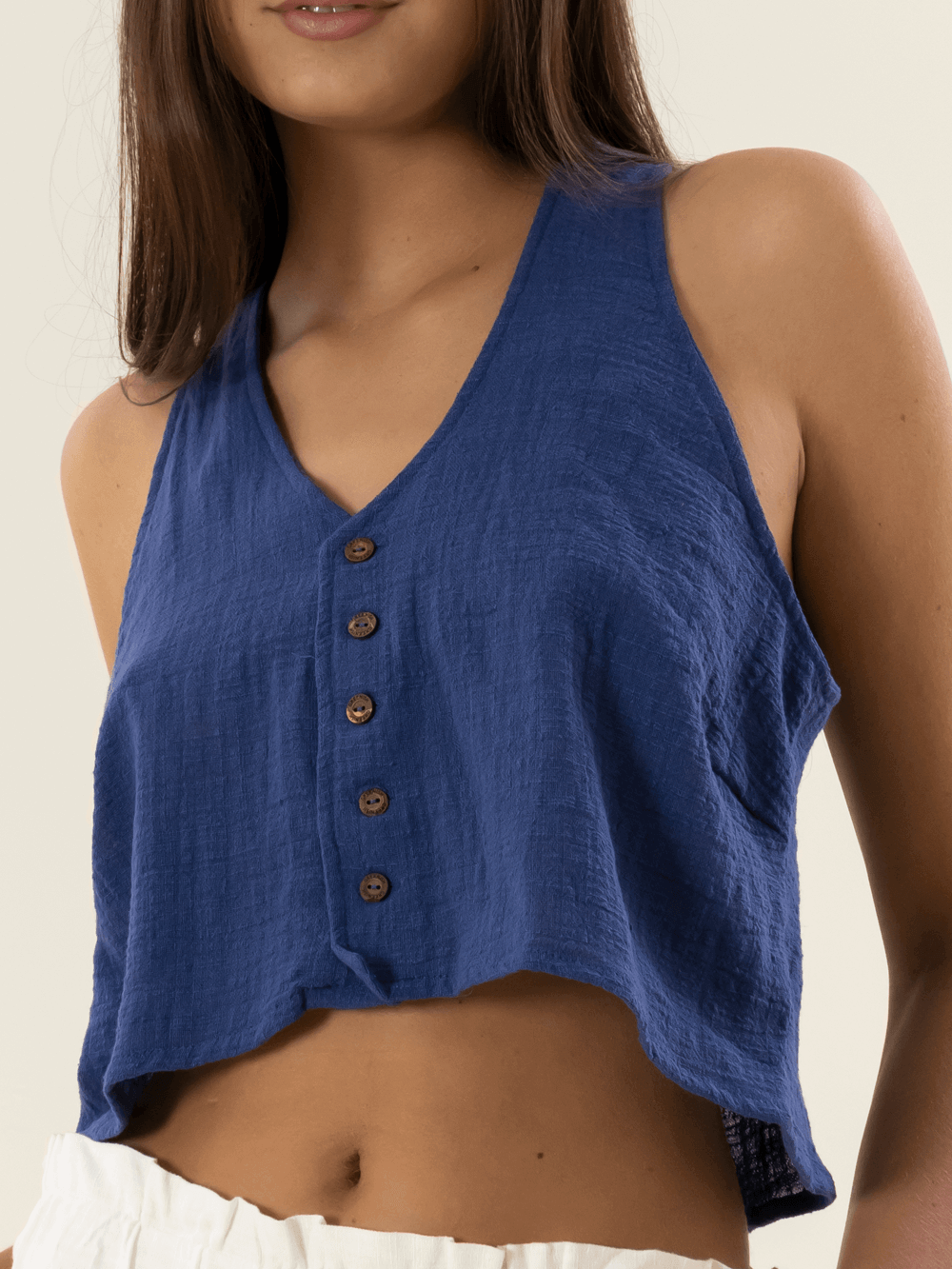 Blusa MAUD azul da Greenish, com botões frontais, modelagem cropped e estilo casual.