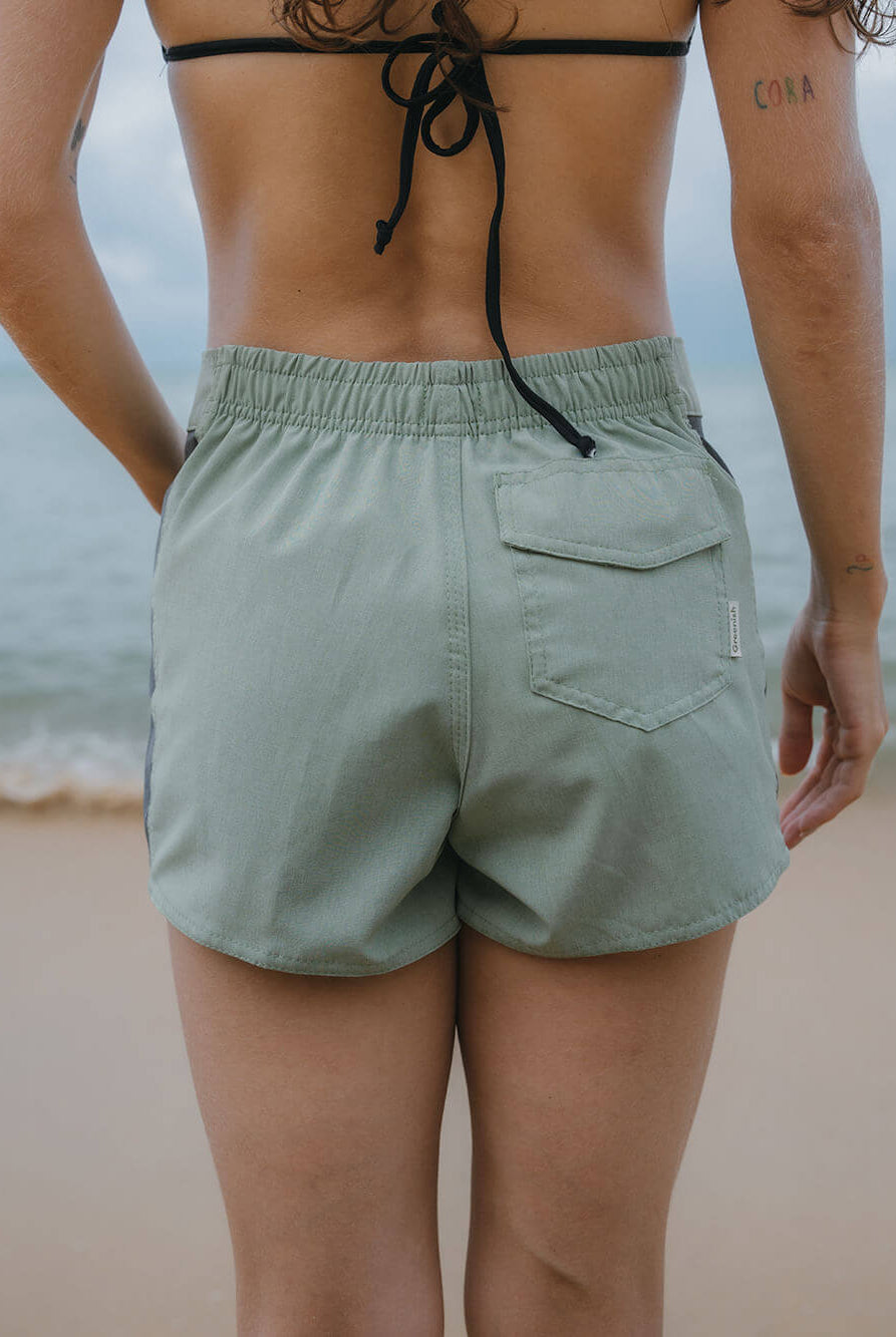 Bermuda verde lado traseiro, confortável e leve da Greenish, ideal para esportes e atividades ao ar livre.