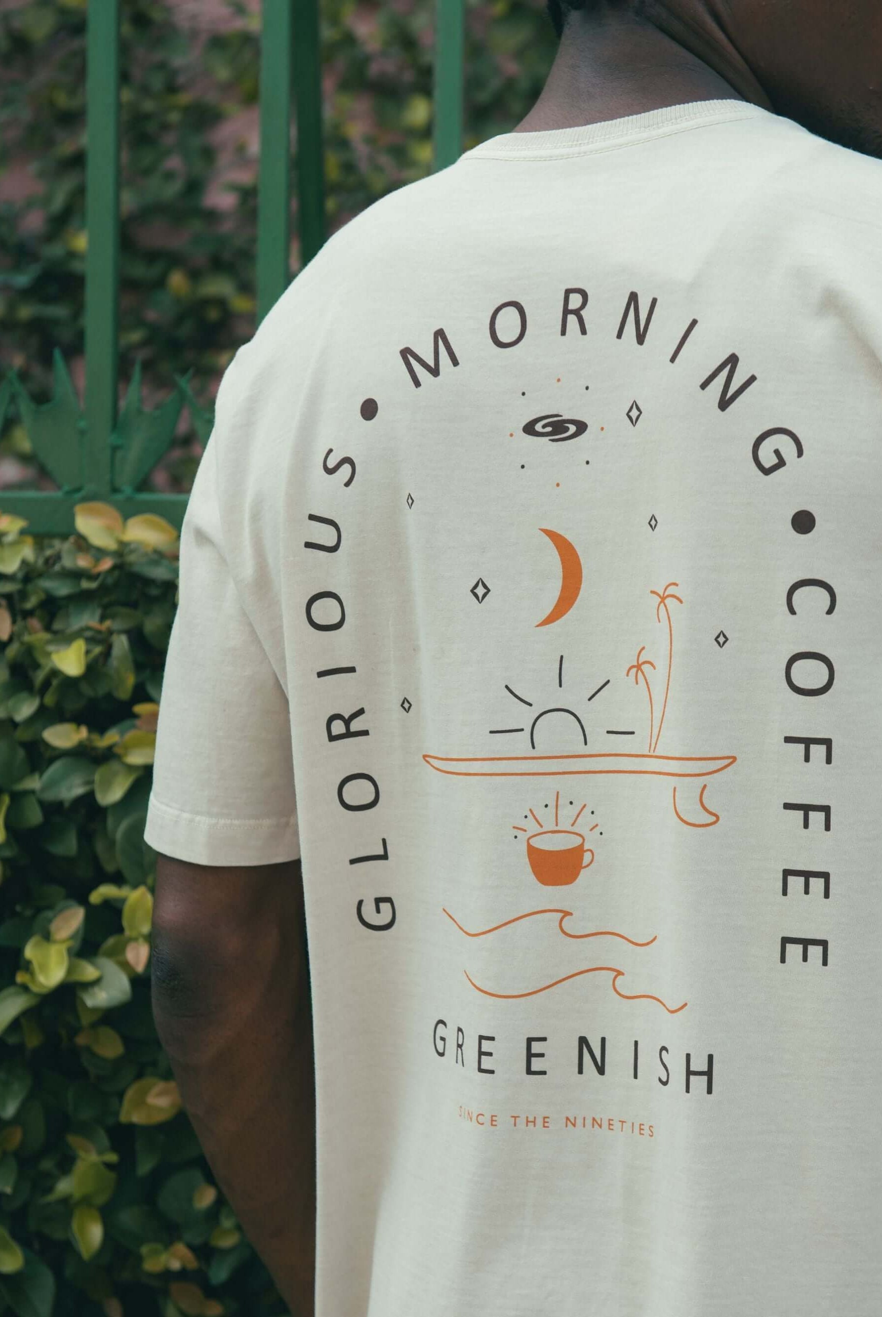 Camiseta Greenish com estampa 'Glorious Morning Coffee', estilo descomplicado e essência litorânea, perfeita para o dia a dia.