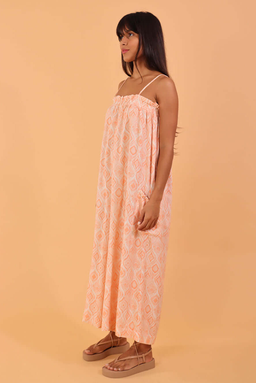 Macacão midi Emily da Greenish na cor coral, estilo leve e confortável, ideal para o verão.