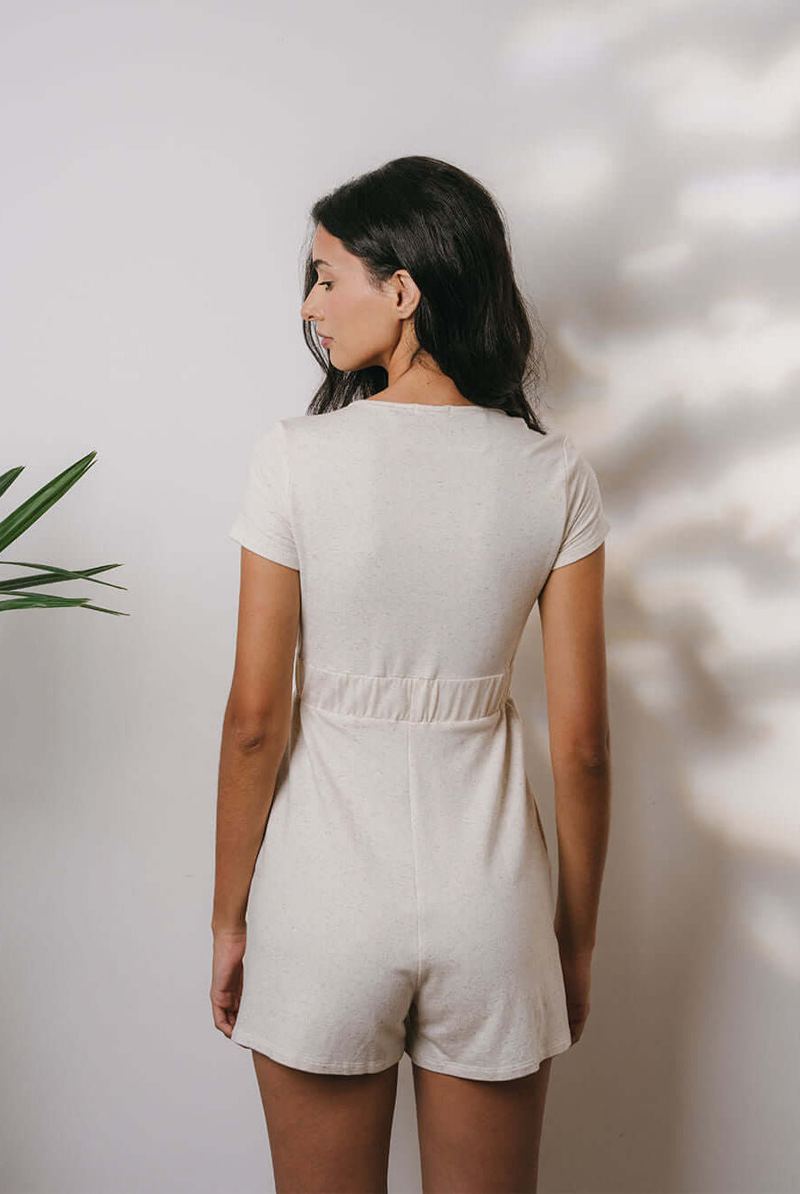 macaquinho rue natural da Greenish, modelo feminino em tom neutro, vista traseira elegantemente minimalista.