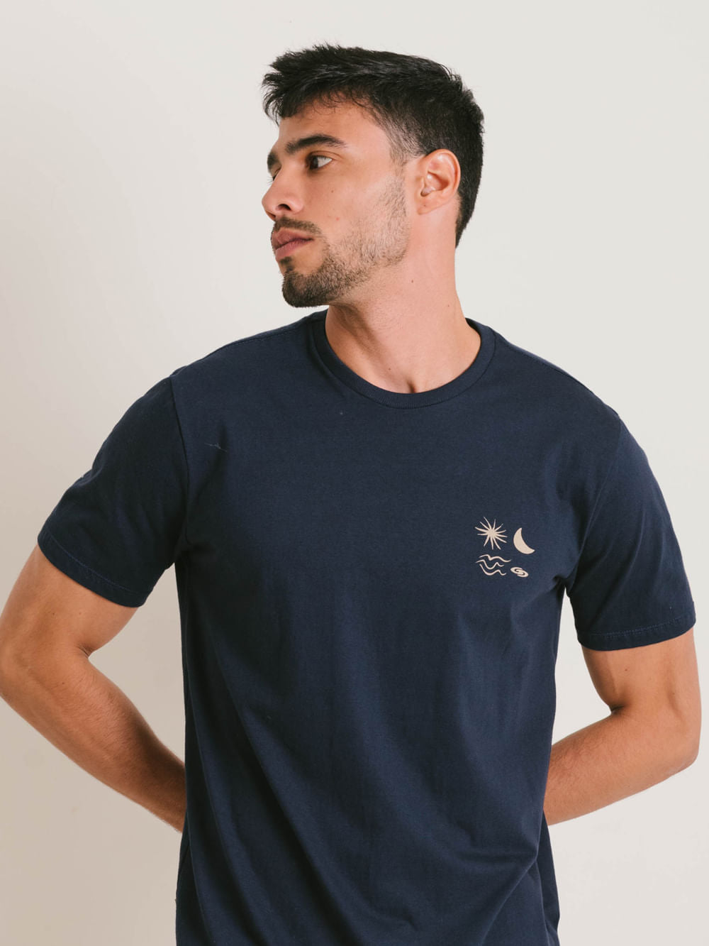 Camiseta The Sun, The Wind azul marinho da Greenish, feita em malha 100% algodão, conforto e leveza.