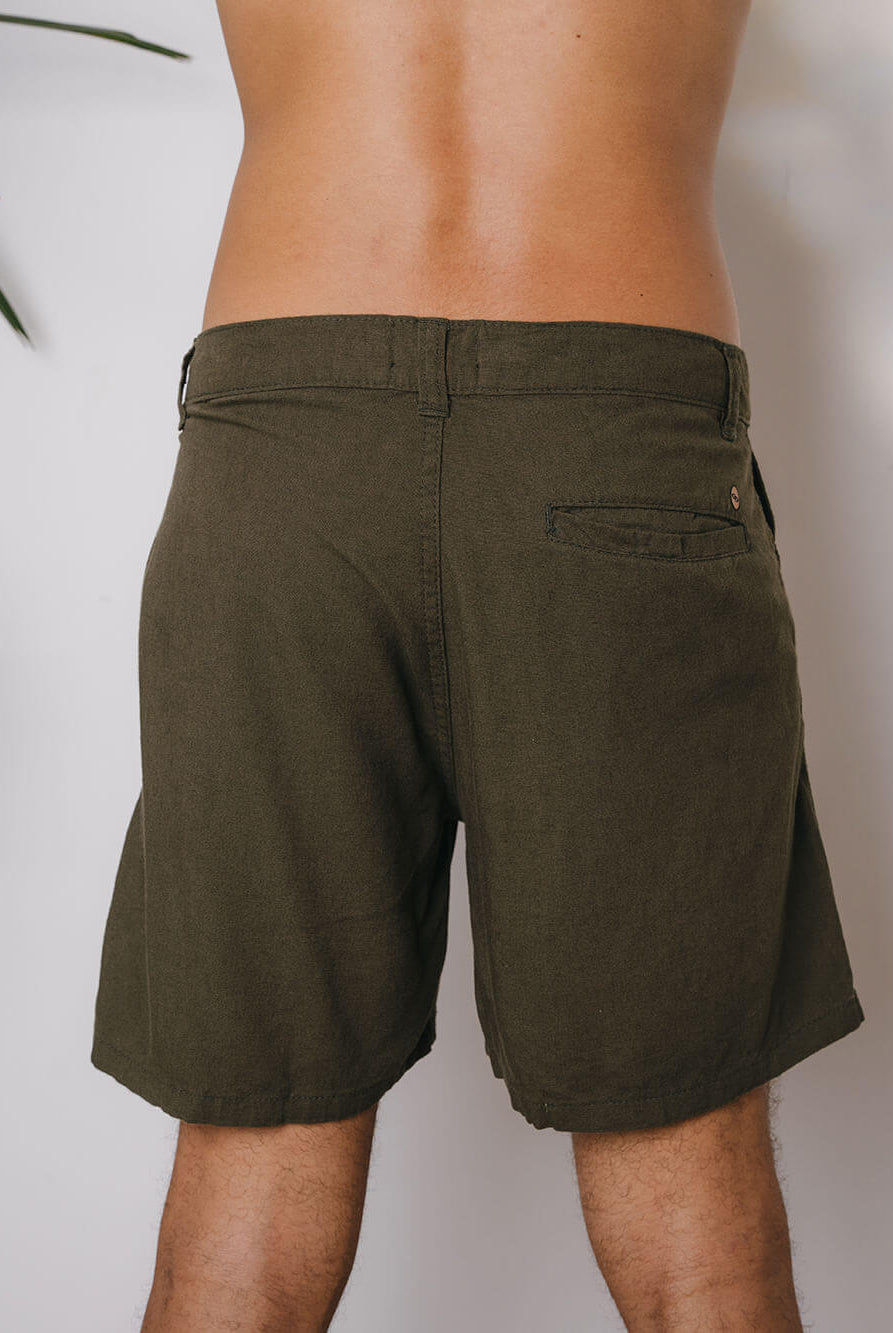 Bermuda Vintage Tingida caqui da Greenish vista traseira, ideal para estilos casuais e confortáveis.