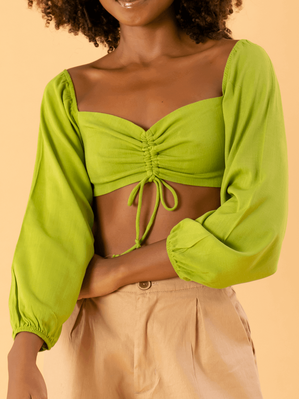 Cropped Yamba Verde da Greenish, top feminino com mangas bufantes e detalhes em amarração.