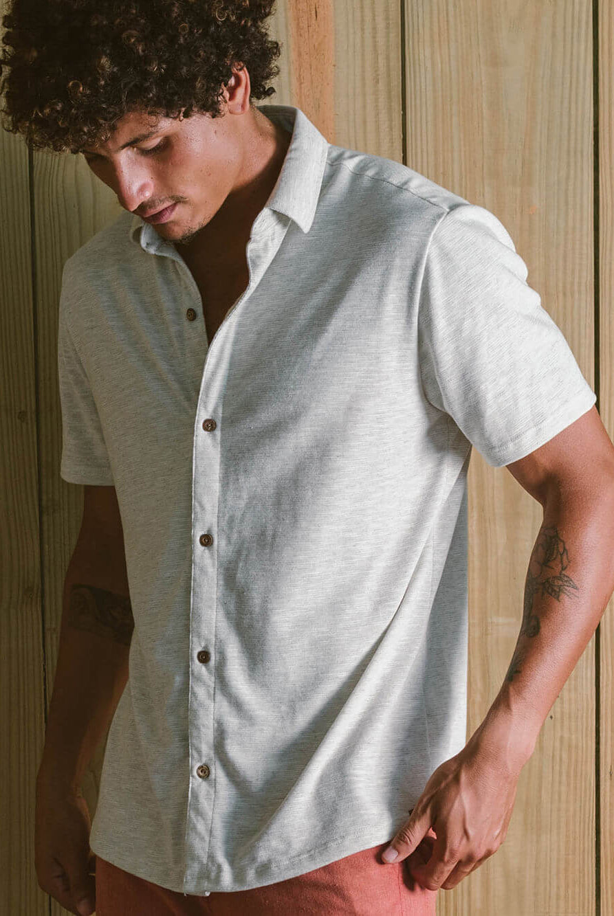 Camisa Botão Collezione da Greenish em linho natural, caimento perfeito e confortável, ideal para o dia a dia.