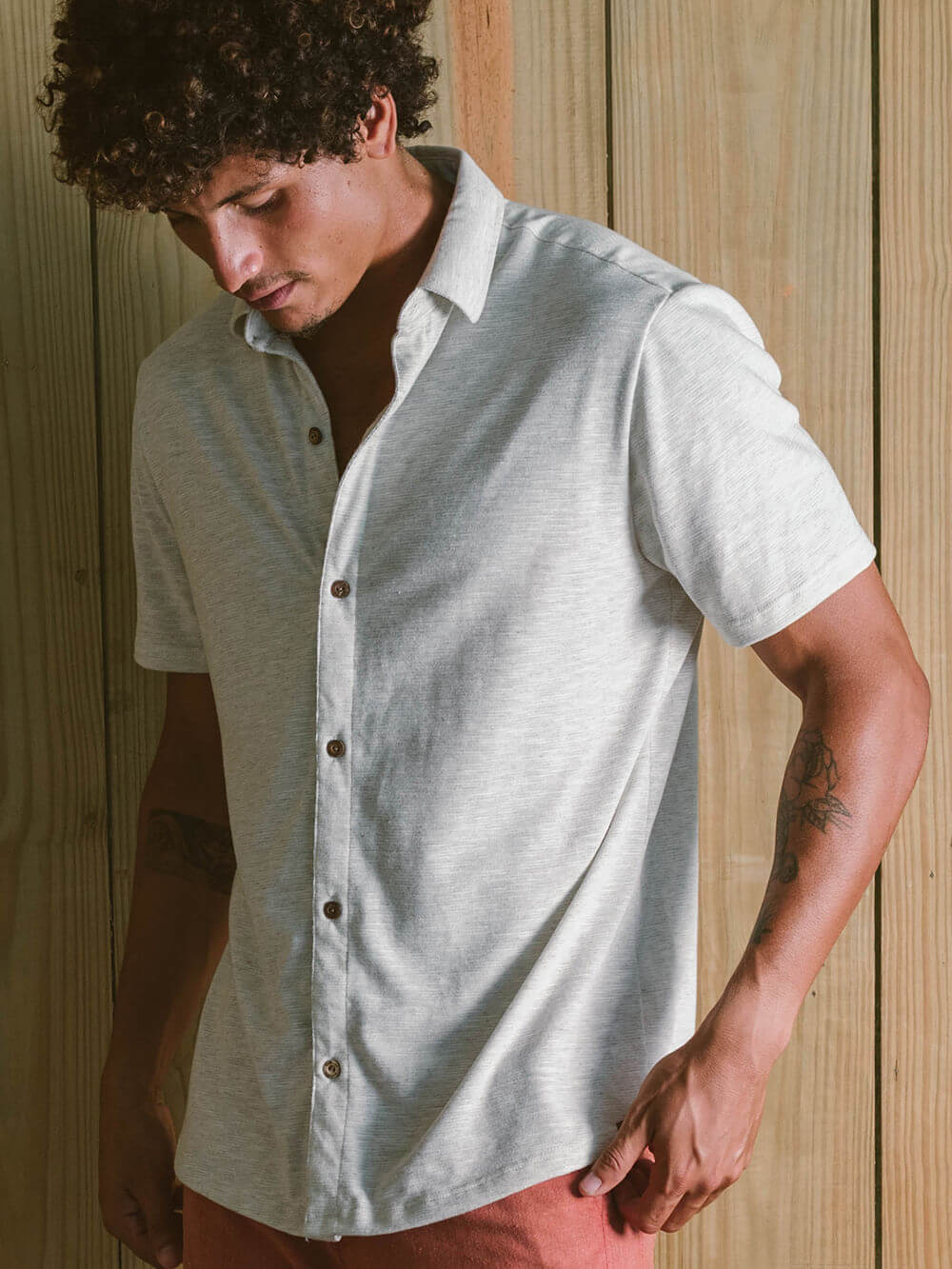Camisa Botão Collezione da Greenish em linho natural, caimento perfeito e confortável, ideal para o dia a dia.